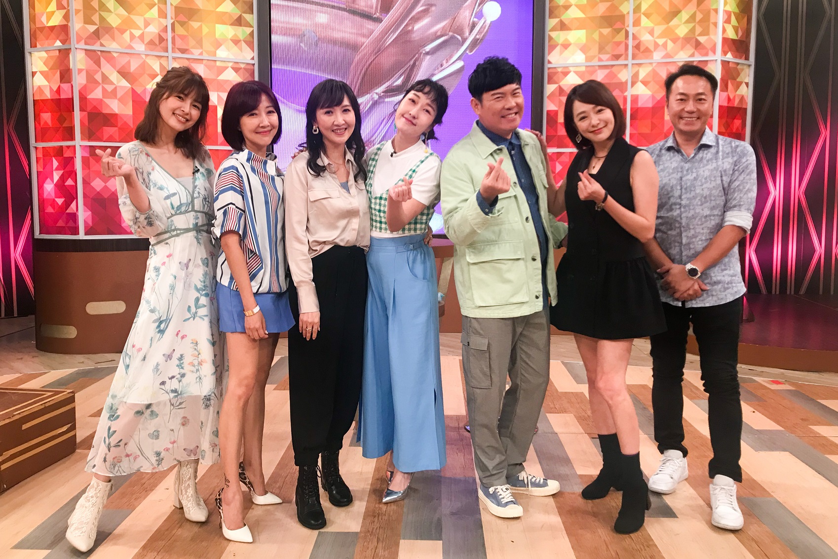 衛視中文台《一袋女王》日前邀請張克帆、余皓然、Julie、茵芙及林舒語上節目分享快被男人的優越感氣死的親身經驗。（衛視）