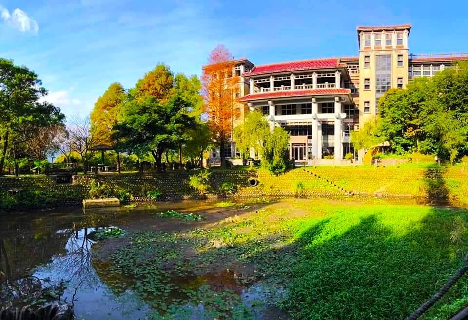 華梵大學今天破天荒宣布，全校大學部學生9月起皆可申請和學雜費同額的獎學金。（翻攝自華梵大學粉絲專頁）