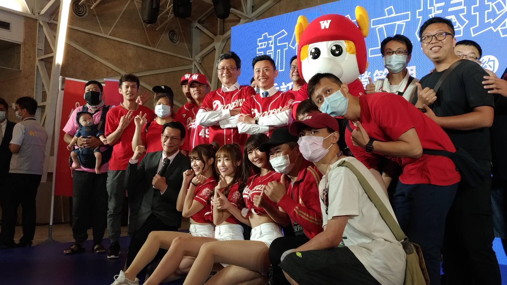 味全龍吉祥物（Weddie）首次公開亮相。（味全龍提供）