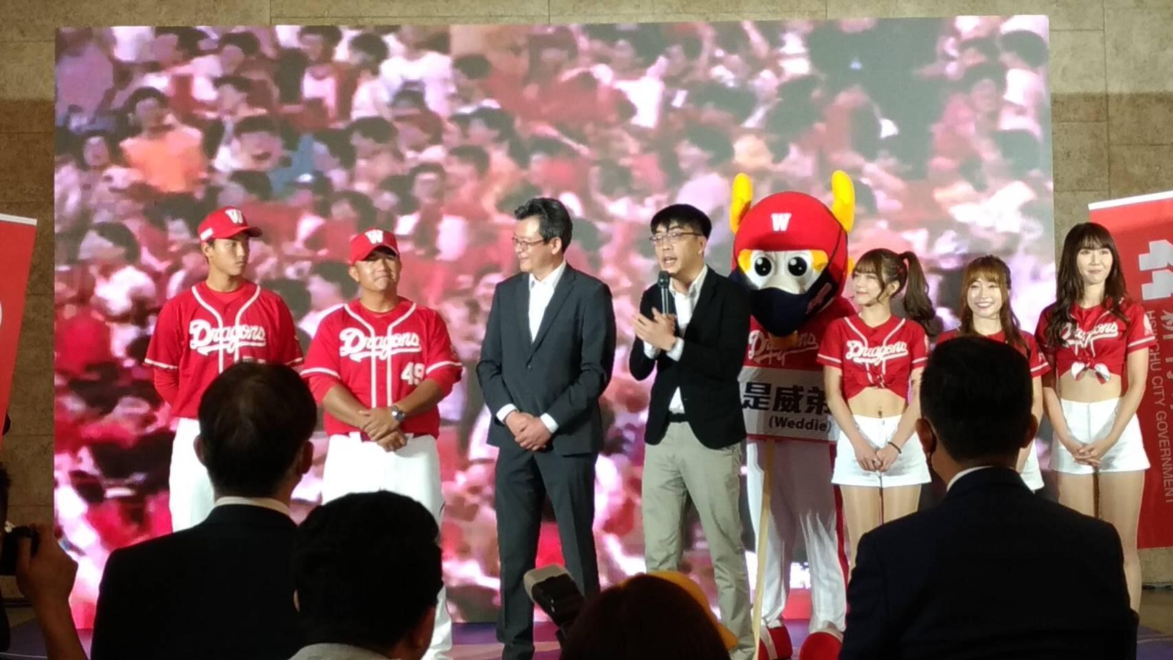 頂新集團旗下龍來球場股份有限公司順利成為球場委外經營廠商,(左)龍來球場公司董事長陳宏隆,(右)味全龍領隊吳德威。(味全龍提供)