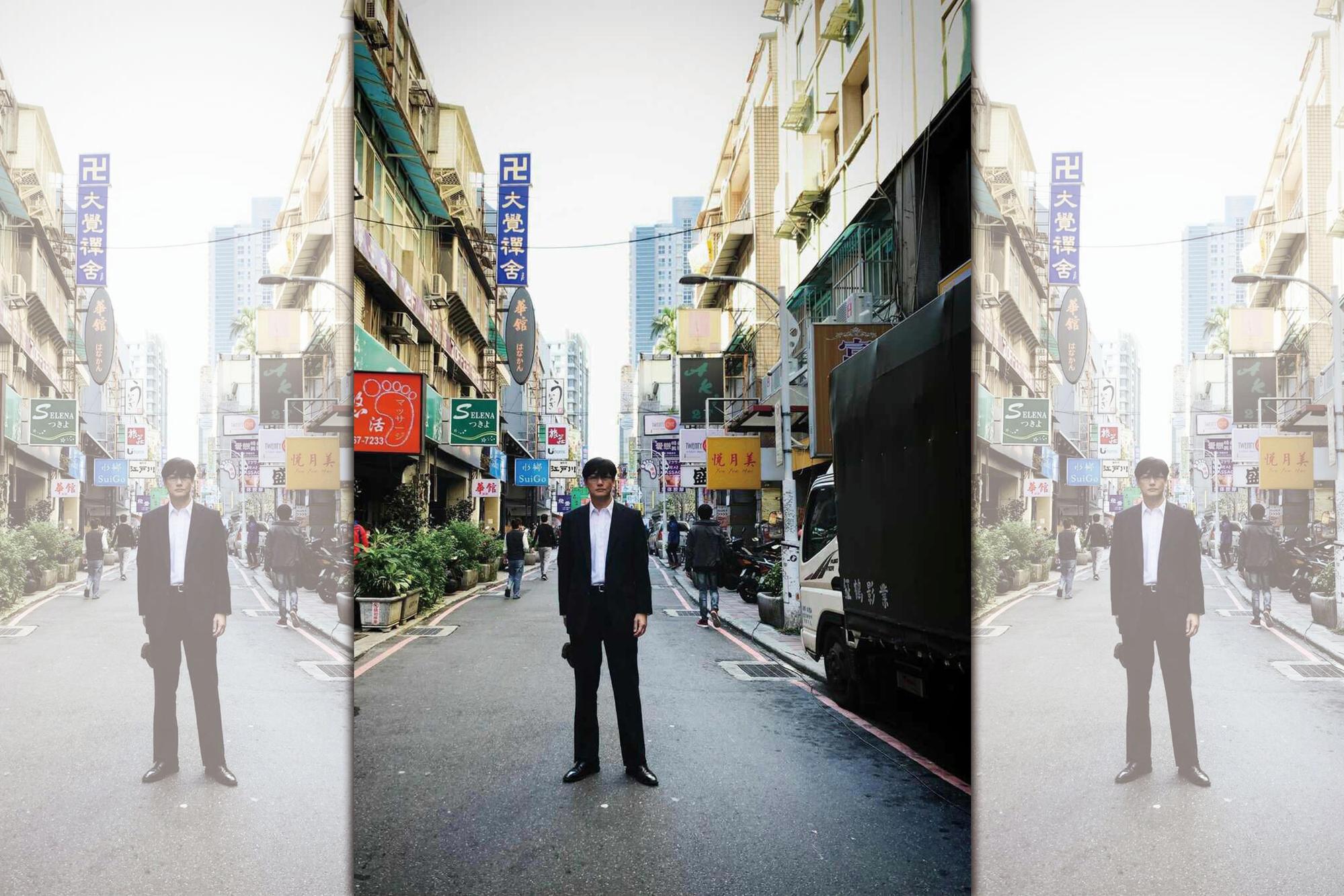 井浦新來台工作,在林森北路條通拍照。(公視提供)