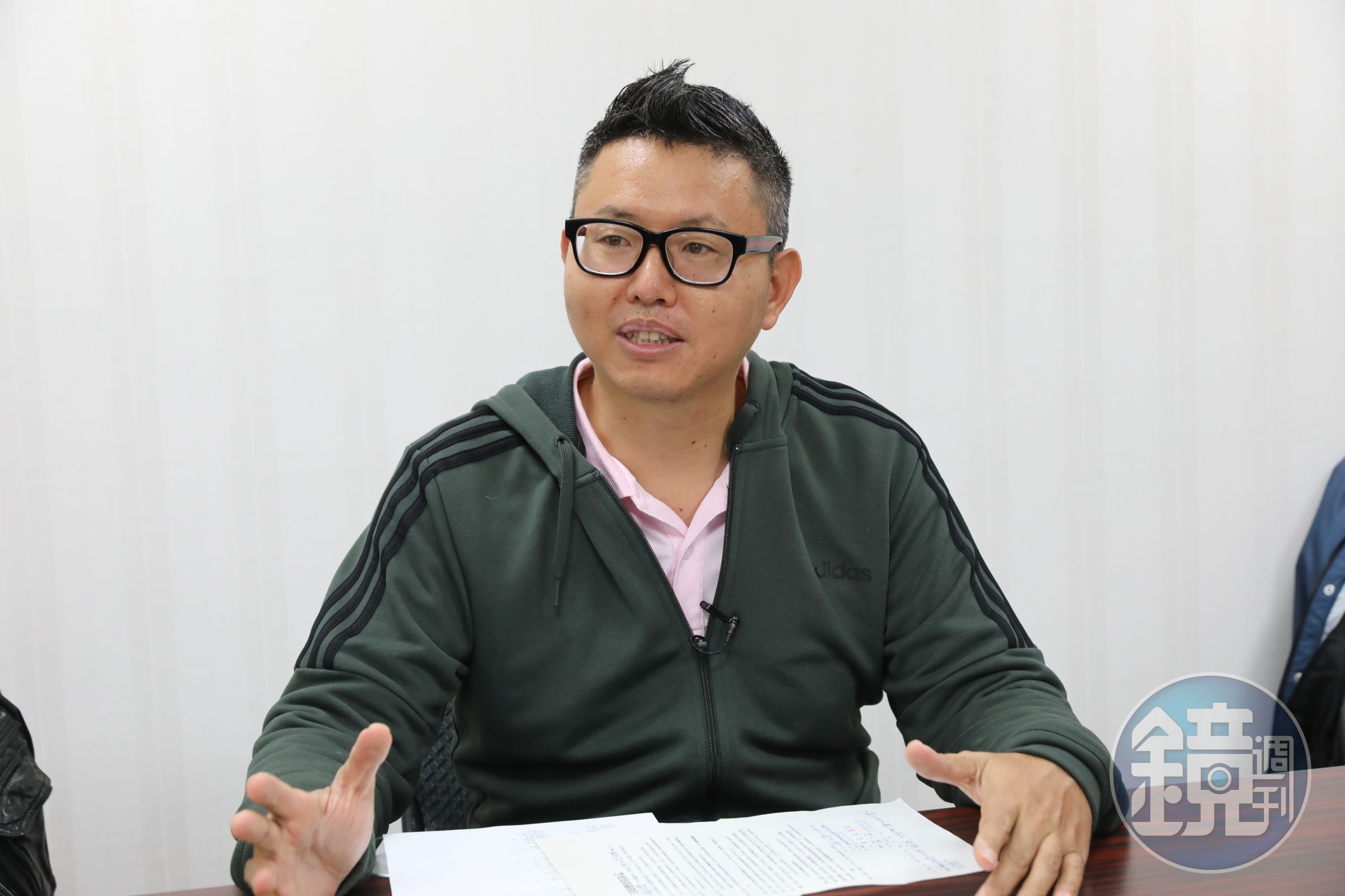 台北市議員召開記者會，指控邱姓名作家與兒子聯合永慶房屋，用不實話術欺騙小資族買氯離子過高的房子。