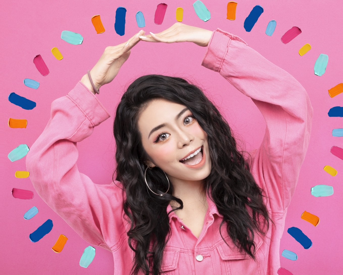 創作女歌手夏沐擺出「嘉玲POSE」化身「防疫女神」 再推防疫饒舌療癒歌曲《宅在家Home Alone》。（聲達科技音樂有限公司）