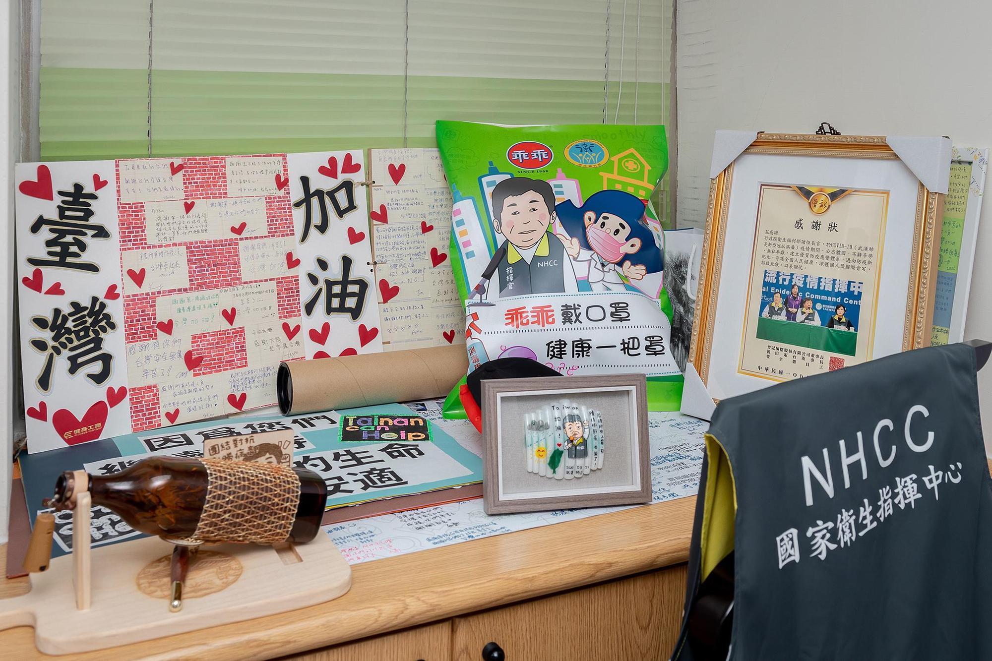 陳時中將民眾送來的物品皆好好蒐藏,不乏是卡片、字板或海報,更有感謝狀。(總統府提供)
