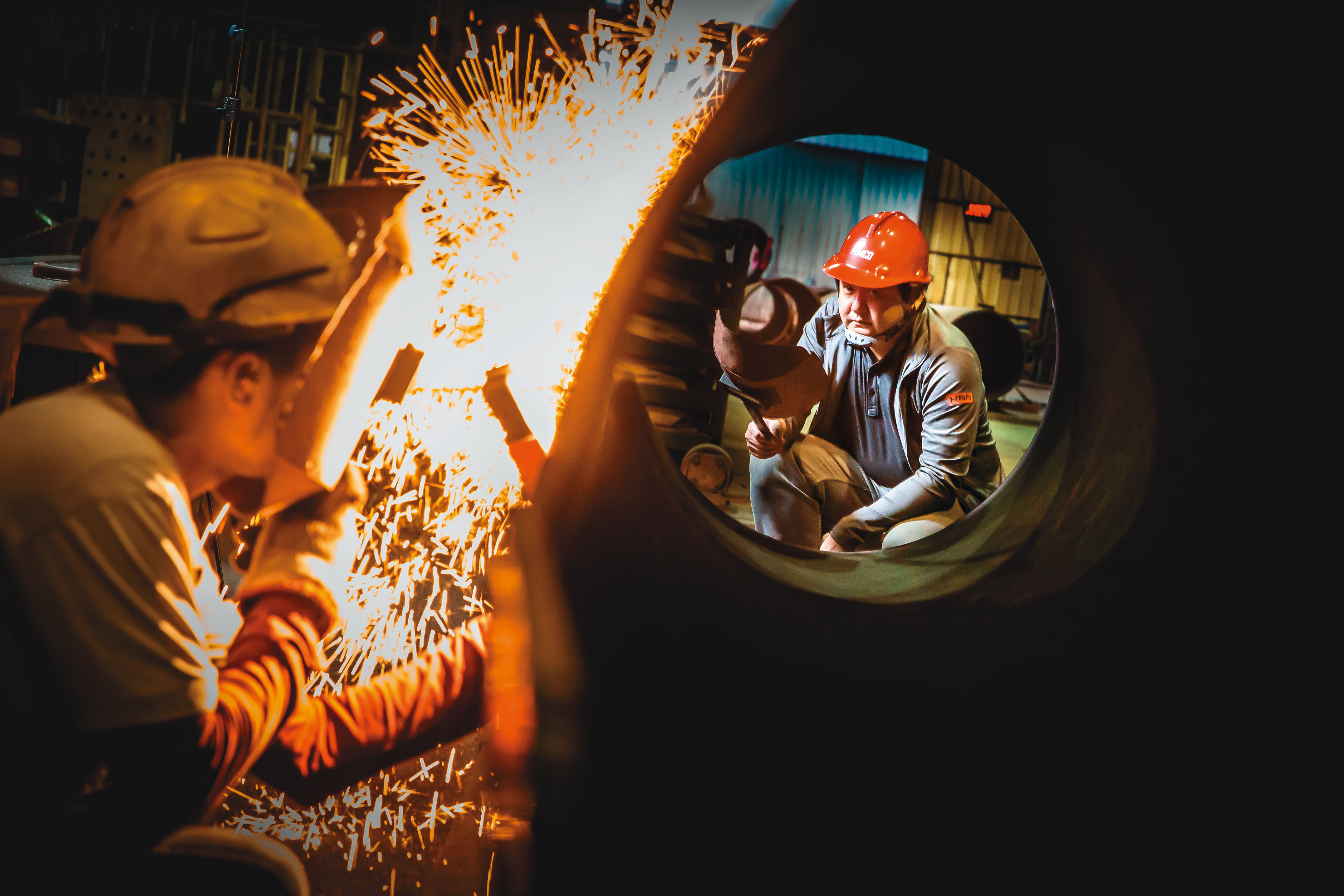 莊宇龍（右）是遠東機械集團第三代，靠著敢拚敢衝加上創新思維，替老廠突破困境，重返昔日榮景。