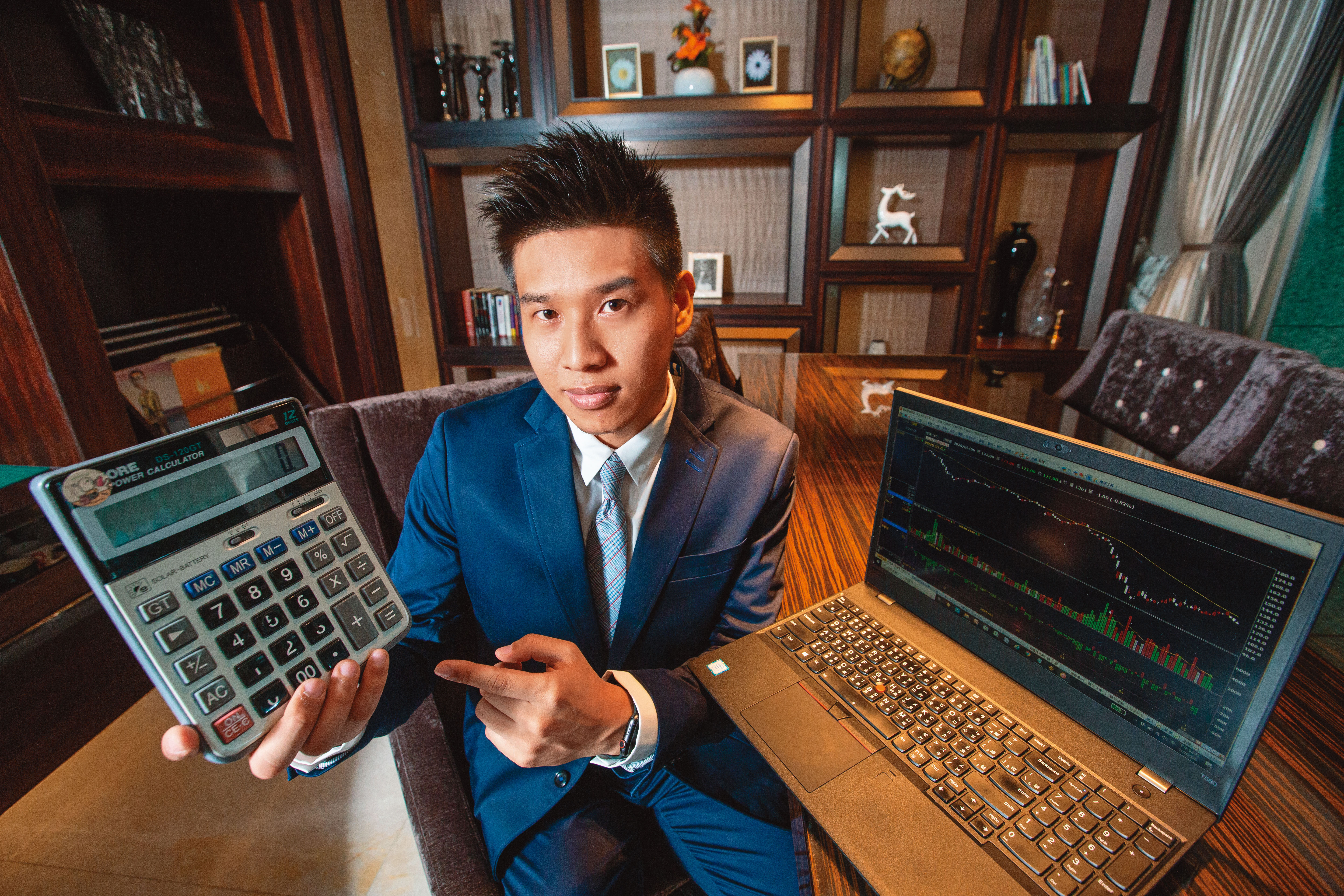 擁有會計師執照的李懿，選股卻不看財報，靠研究關鍵券商波段操作。