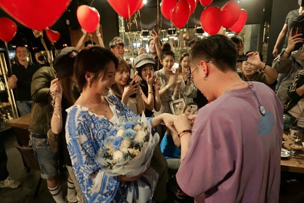 大牙男友在中好友見證下求婚。(經紀人提供)