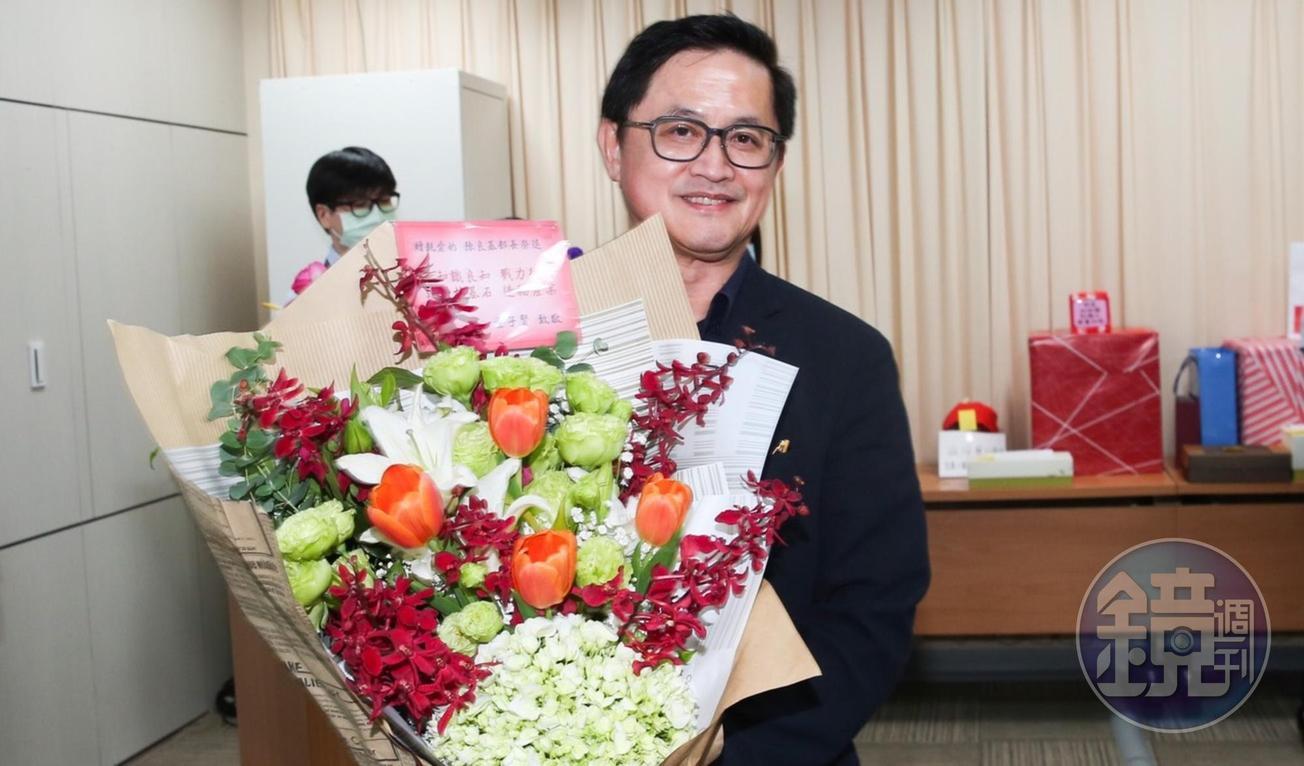 未受留任的科技部長陳良基將重回校園,和碩董事長童子賢則擔任神祕貴賓送花。