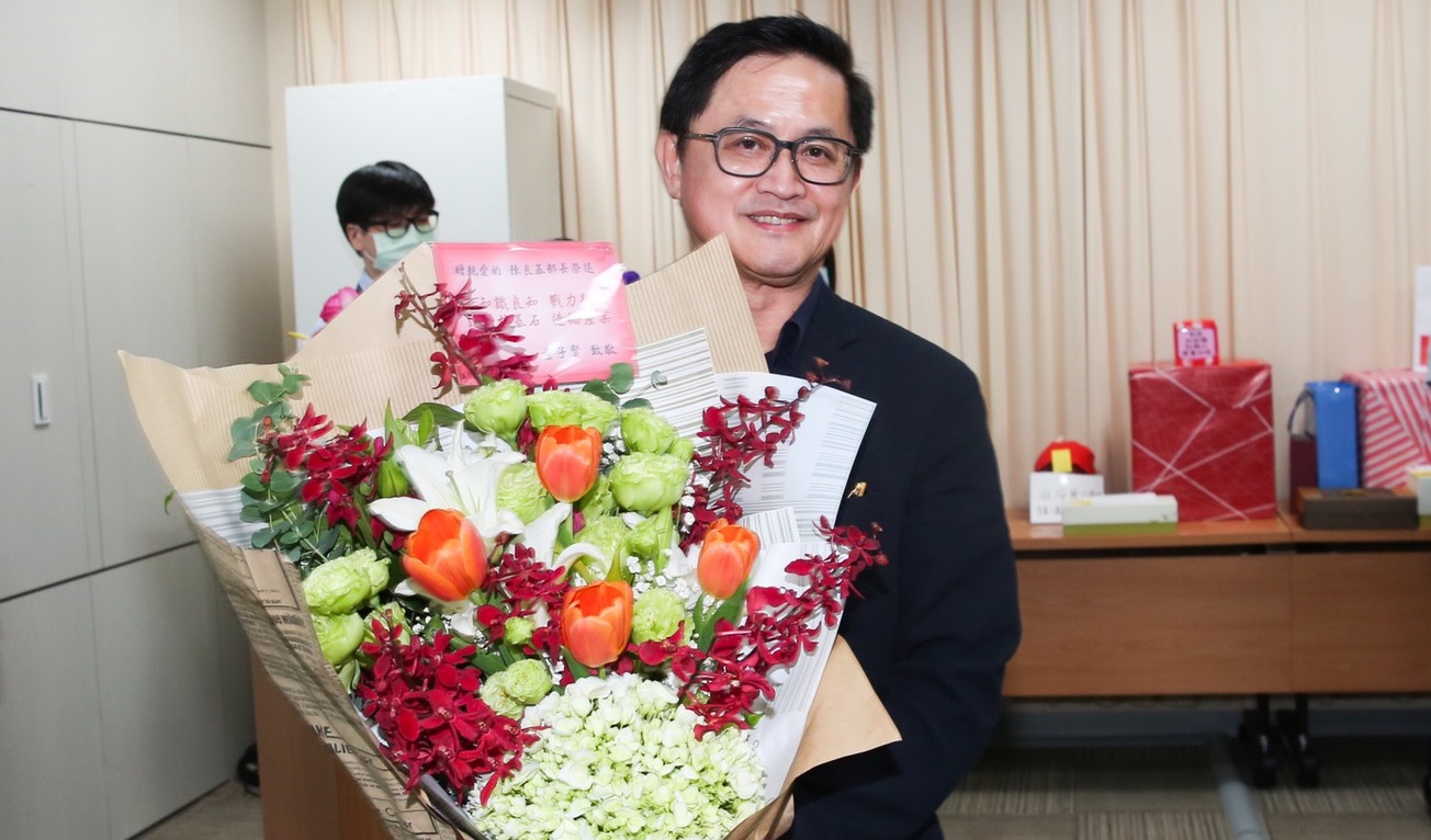 未受留任的科技部長陳良基將重回校園，和碩董事長童子賢則擔任神祕貴賓送花。