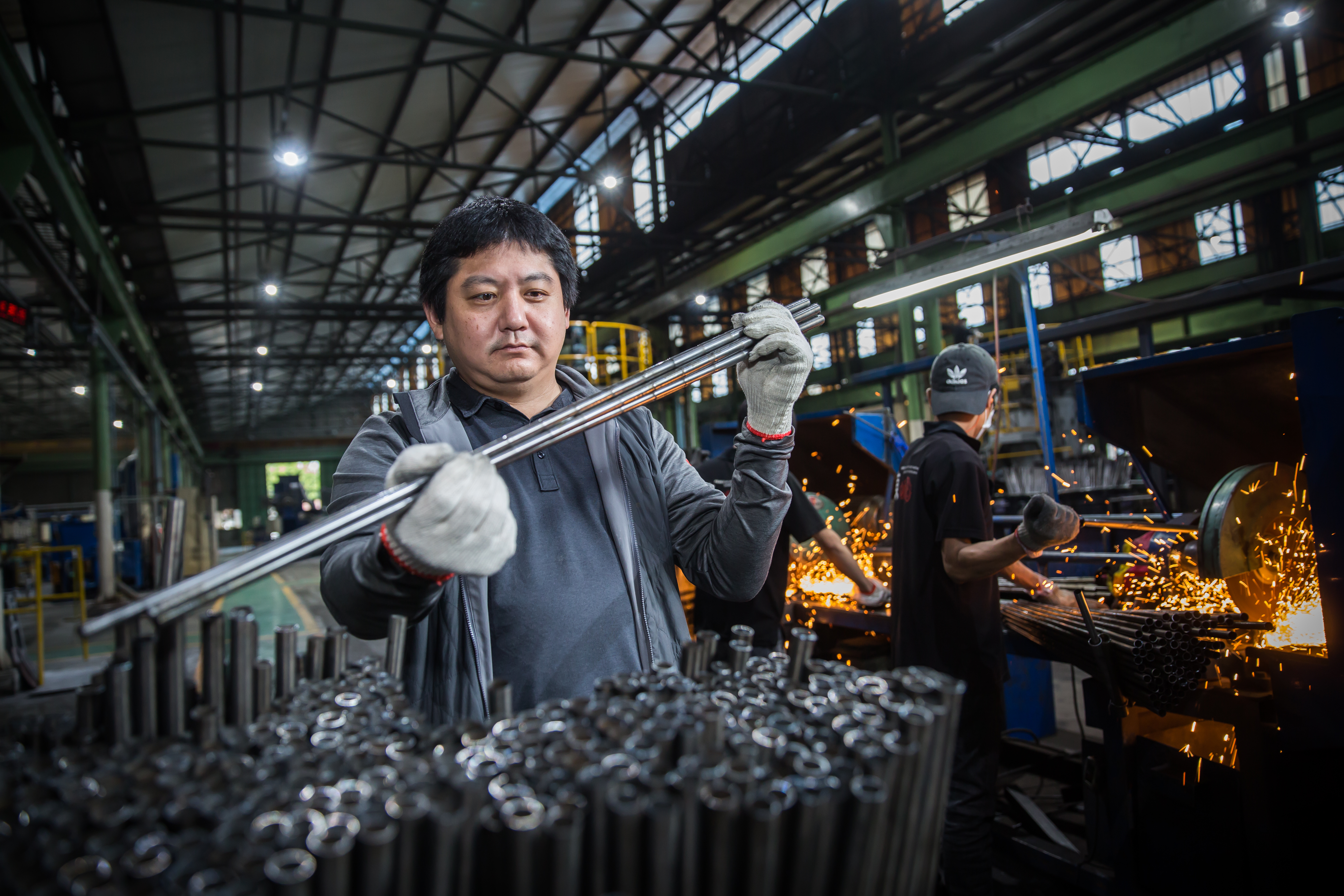 莊宇龍（右）是遠東機械集團第三代，靠著敢拚敢衝加上創新思維，替老廠突破困境，重返昔日榮景。