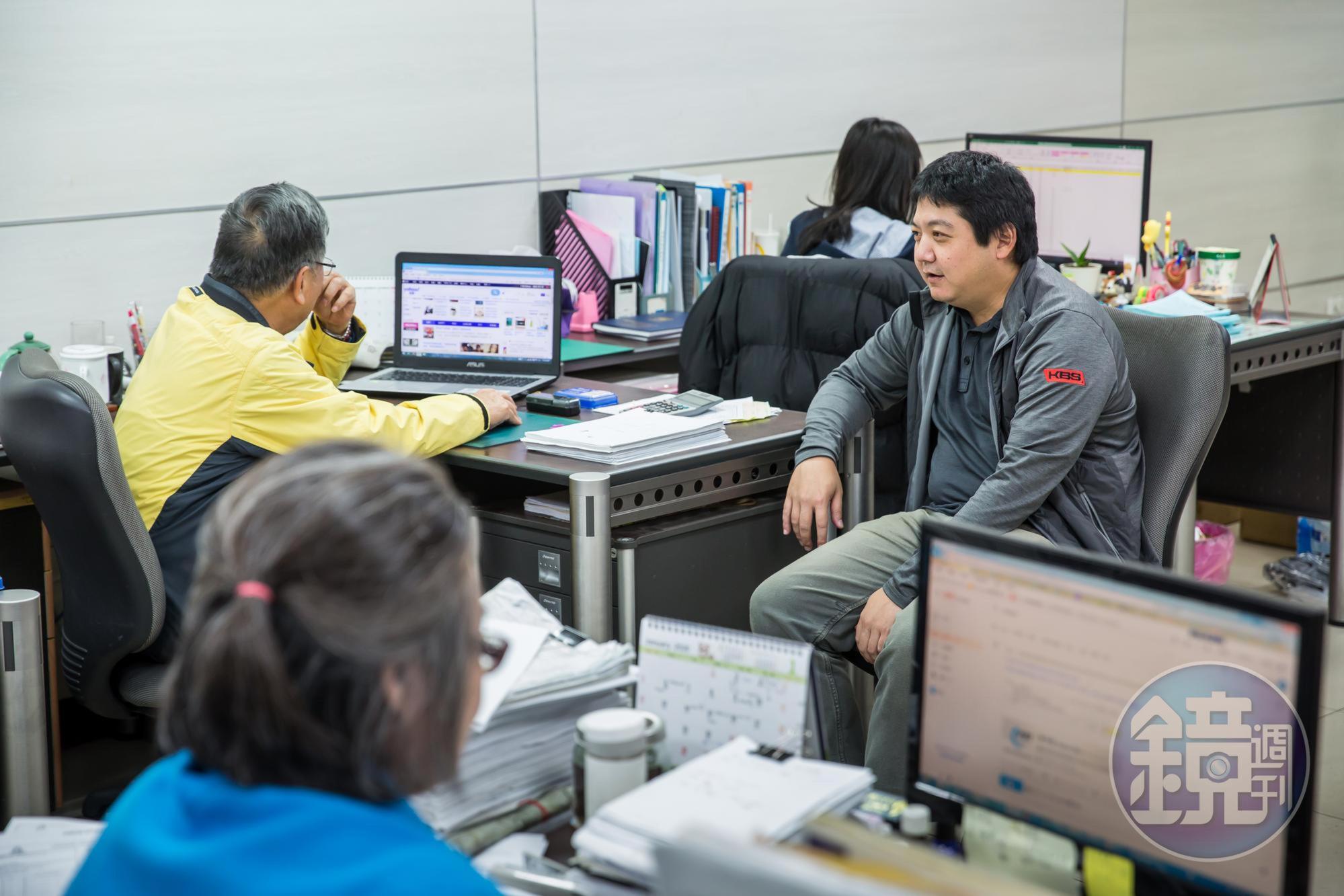 採取美式管理作風的莊宇龍(右),堅持不設專屬辦公室,他選擇和員工直接面對面溝通,腦力激盪擦出新火花。