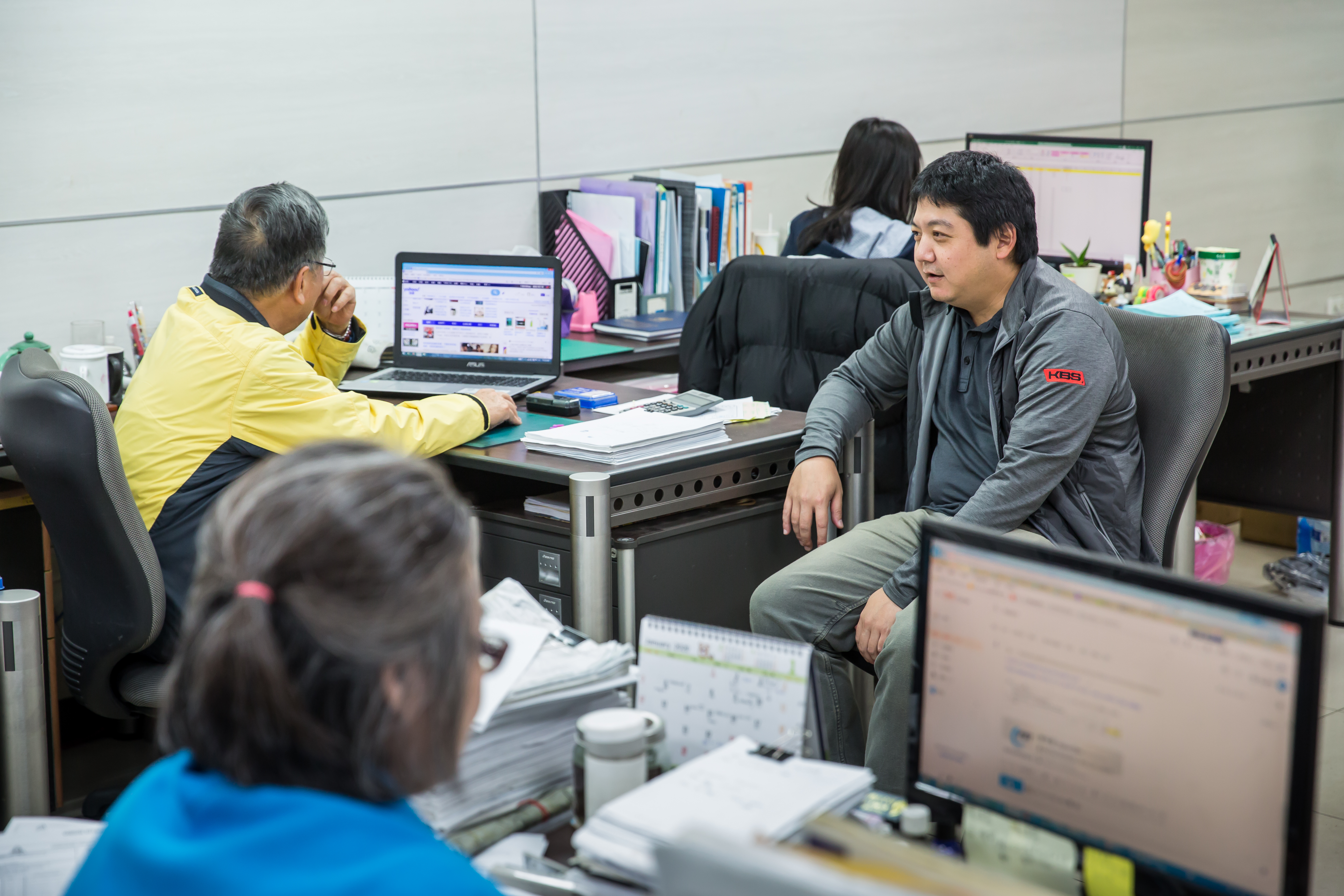 採取美式管理作風的莊宇龍（右），堅持不設專屬辦公室，他選擇和員工直接面對面溝通，腦力激盪擦出新火花。