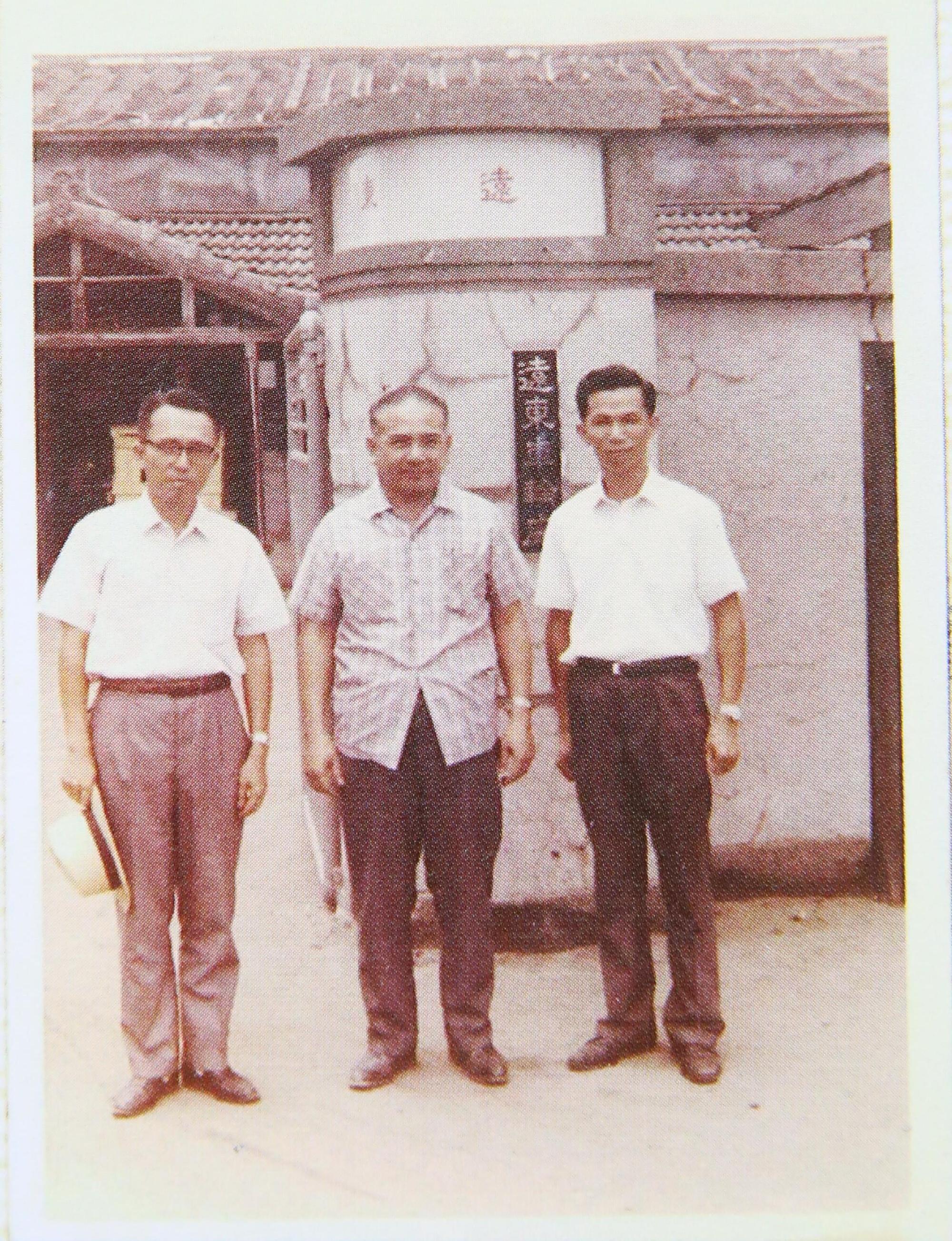 擁有機械設計長才的莊俊銘(中),連日本大廠都敬他三分,1949年白手起家創立遠東機械。 (遠東機械提供)