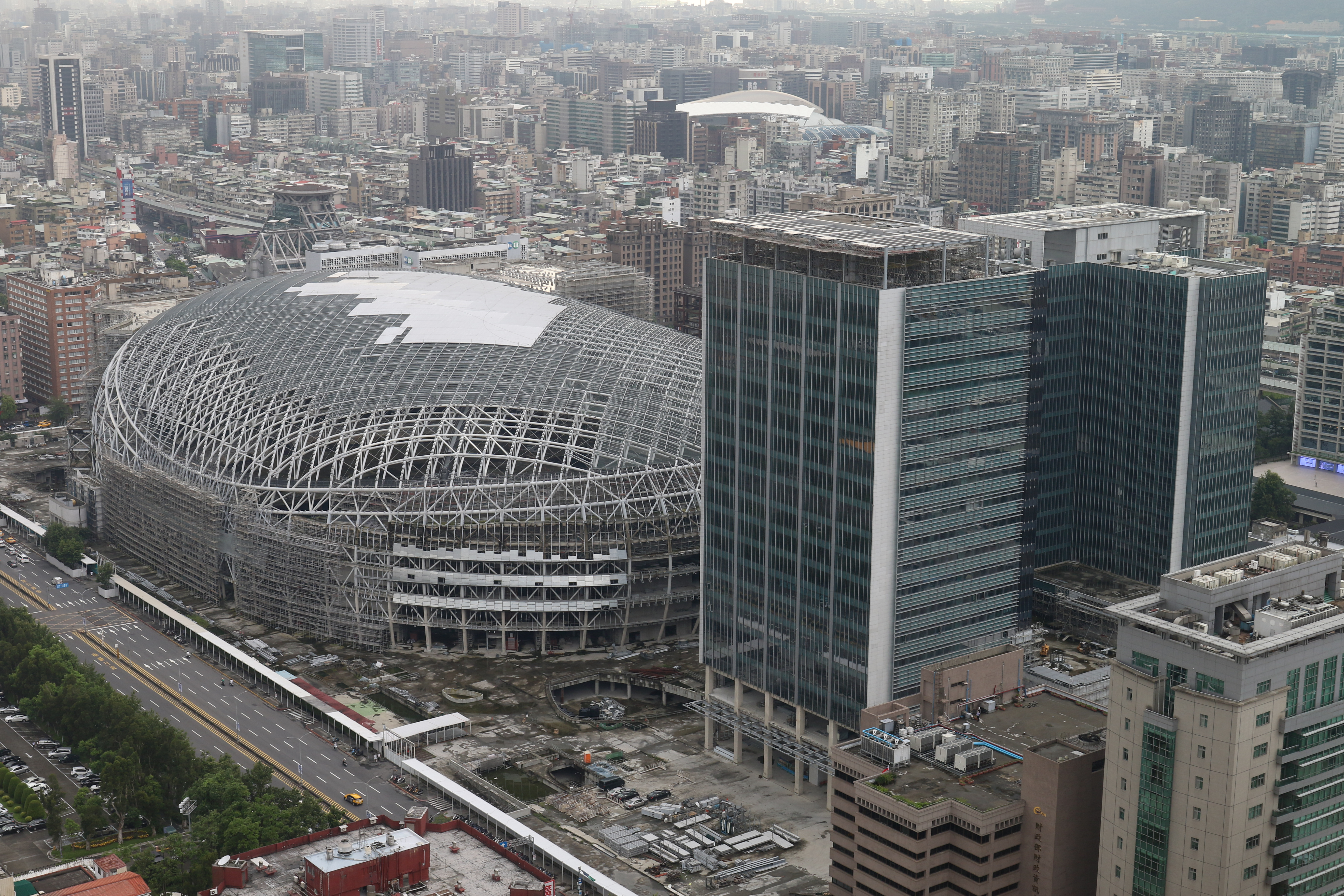 遠東機械是國內許多大型體育場館的結構用管供應商，代表作包括興建中的大巨蛋。