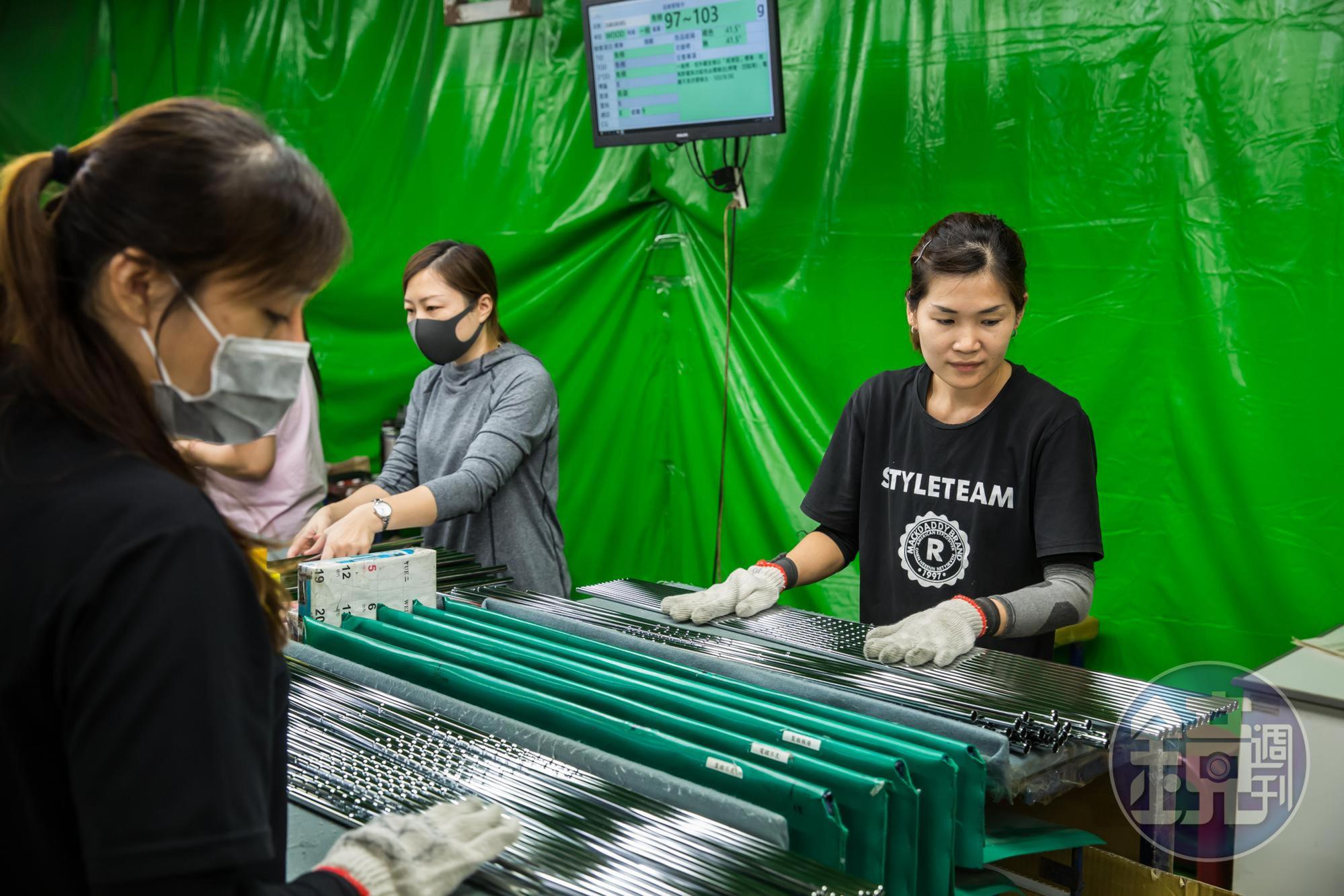 啟坤科技每一根球桿身出廠前都經過品保人員仔細檢查,確保電鍍品質。