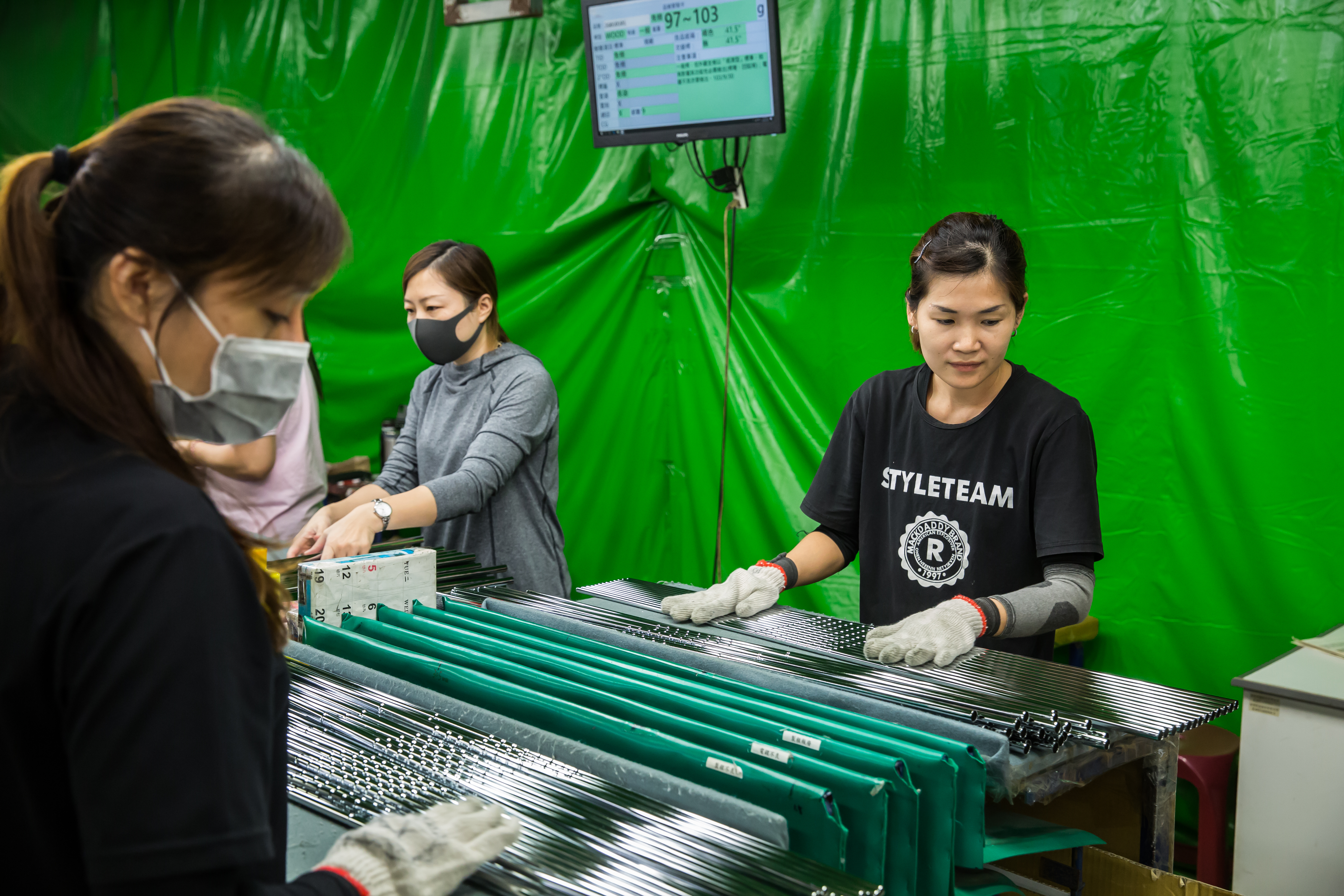 啟坤科技每一根球桿身出廠前都經過品保人員仔細檢查，確保電鍍品質。