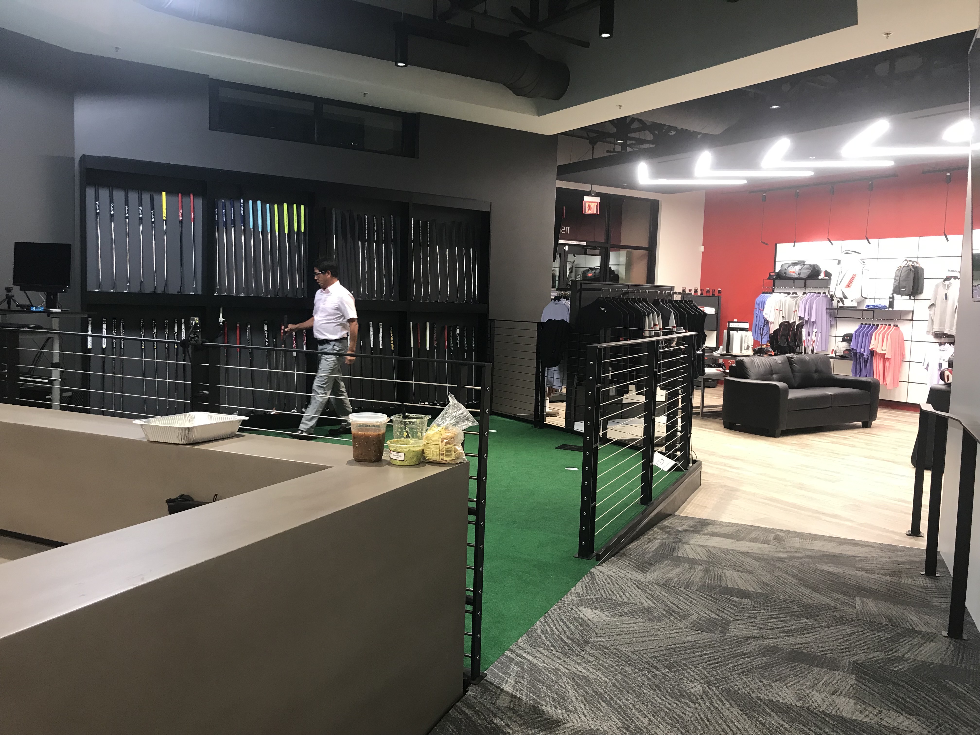 為提供客製化組桿服務，啟坤科技在美國加州成立品牌專賣店。
