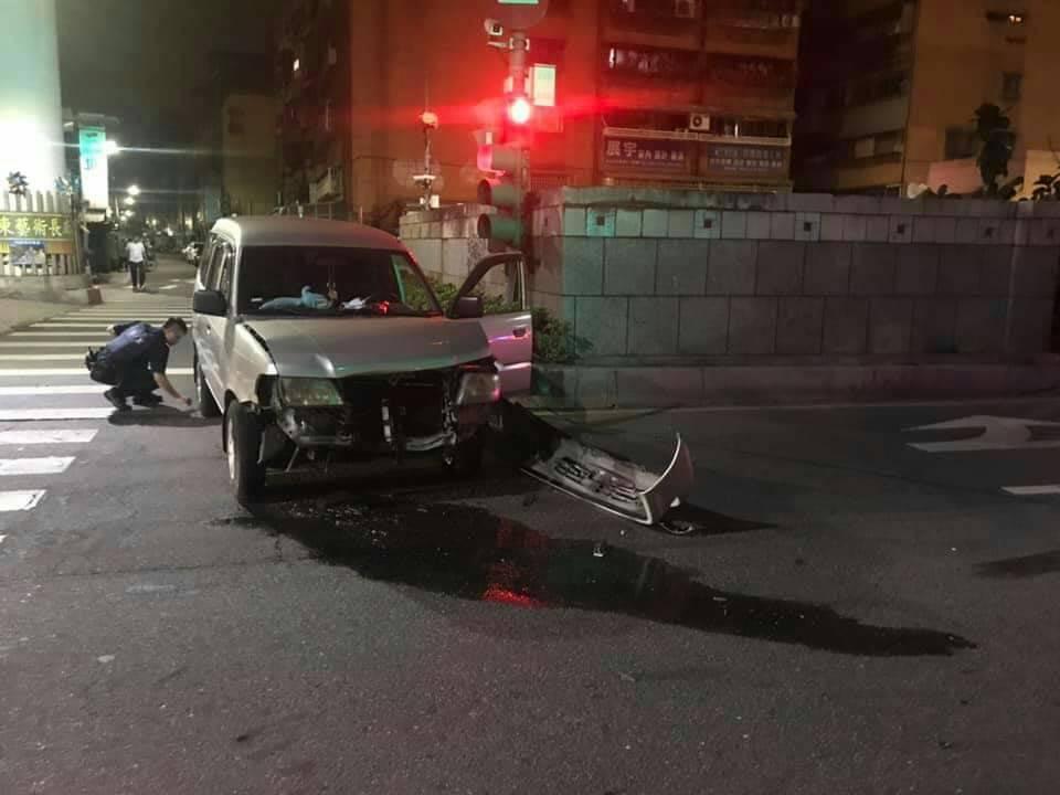 遭撞的休旅車車頭全毀。（翻攝畫面）