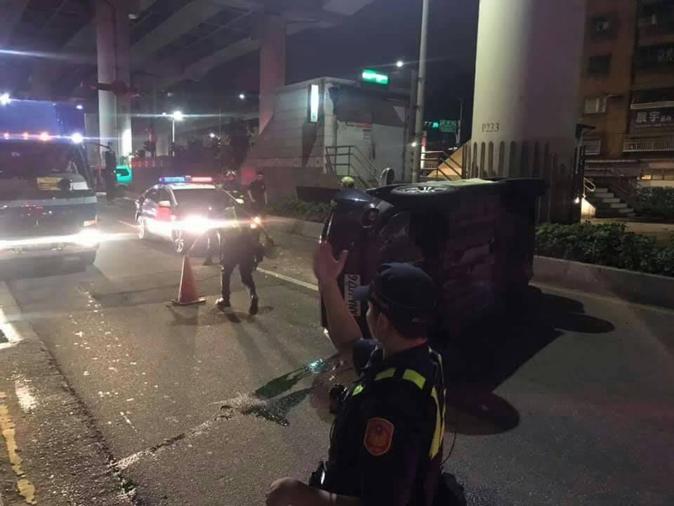台北市警方為追捕危險駕駛車輛，與民車發生車禍翻覆。（翻攝畫面）