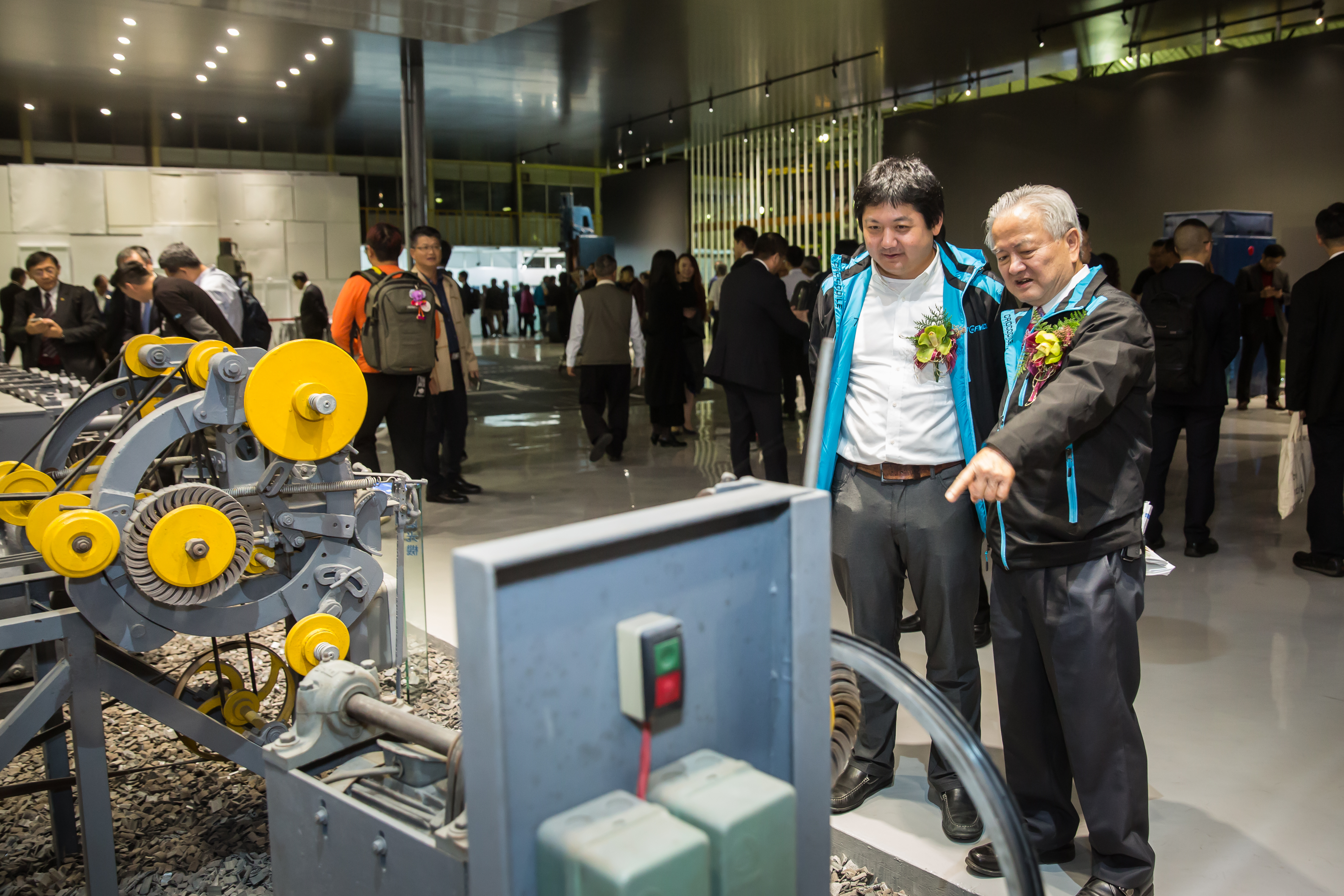 莊宇龍（前左）童年時和父親莊國輝（前右）聚少離多，共事後逐步培養父子默契。