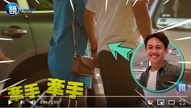 陳鏞基牽著一名不是他老婆的女子。（本刊畫面）