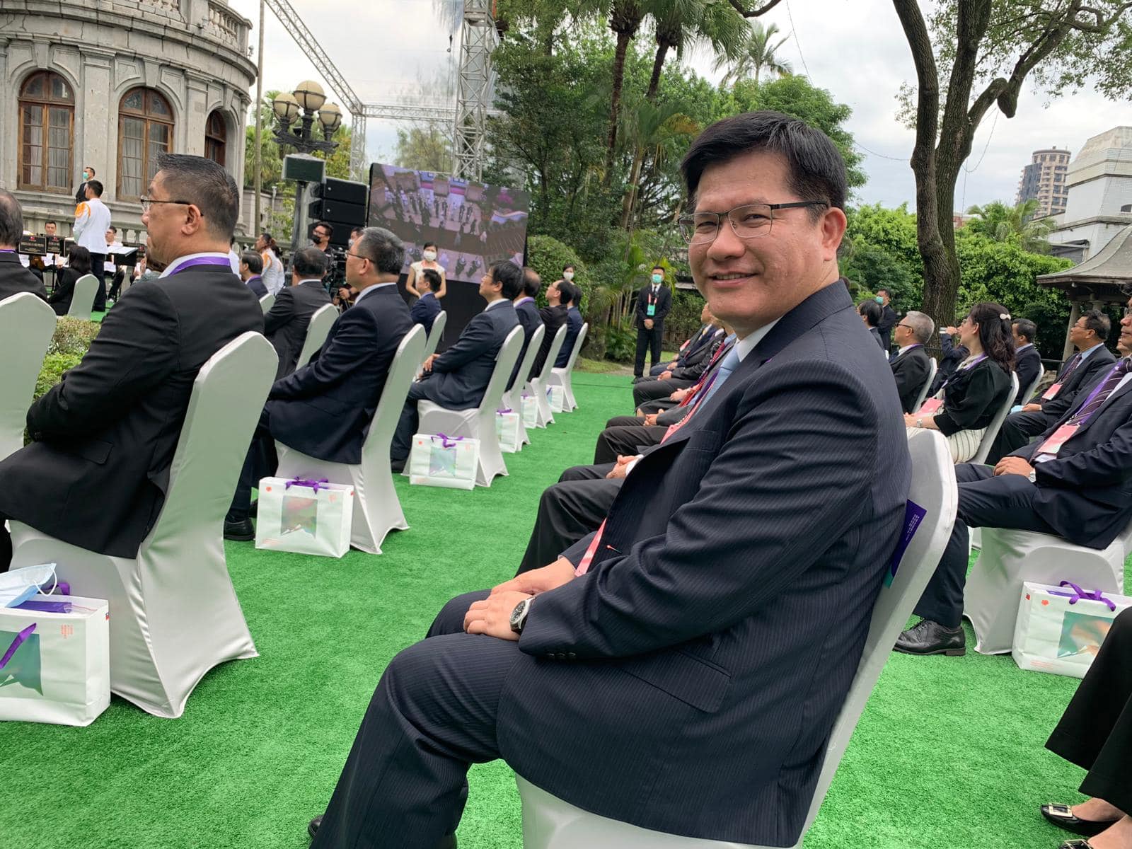 林佳龍在臉書po出總統就職觀禮照片，幫忙拍照的是坐在一旁的台中市長盧秀燕。（翻攝自林佳龍臉書）