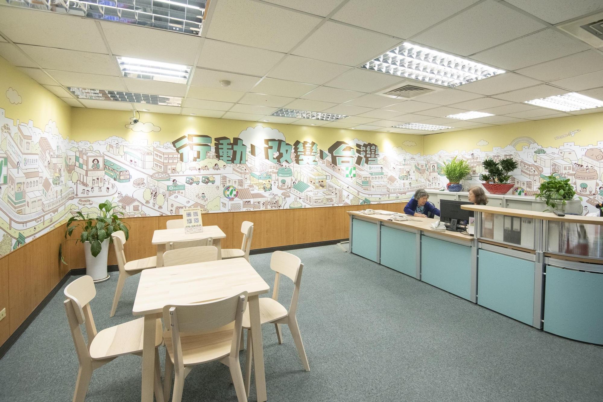 民進黨10樓大廳入口處牆面換新,由插畫家牛奶人設計。(民進黨中央黨部提供)