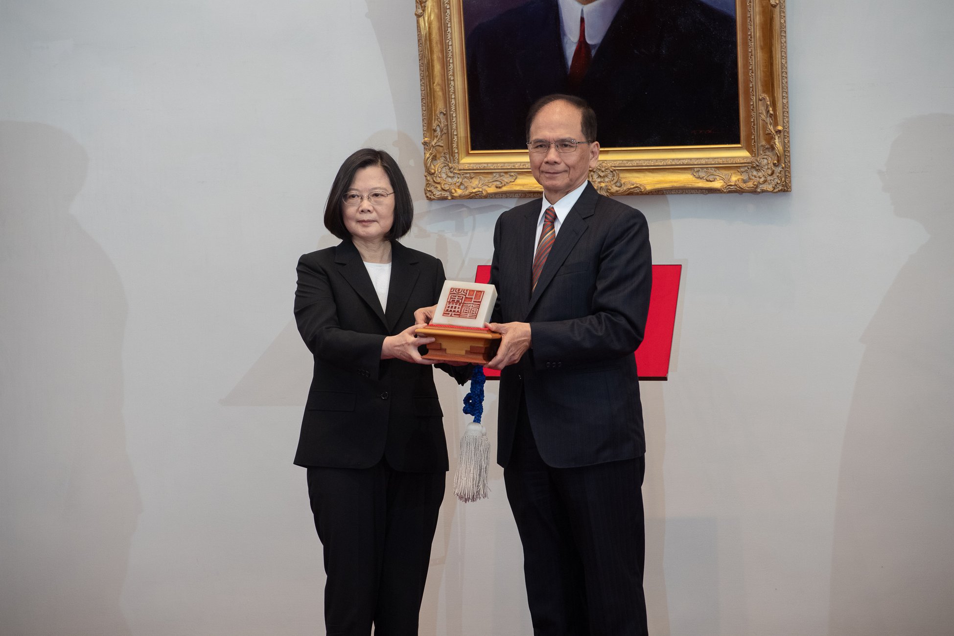 蔡英文（左）完成520總統就職，正式展開第二任期，不過就在美國國務卿蓬佩奧提前一天po出聲明祝賀後，卻引發中國官媒《環球時報》不滿。（翻攝自蔡英文臉書）