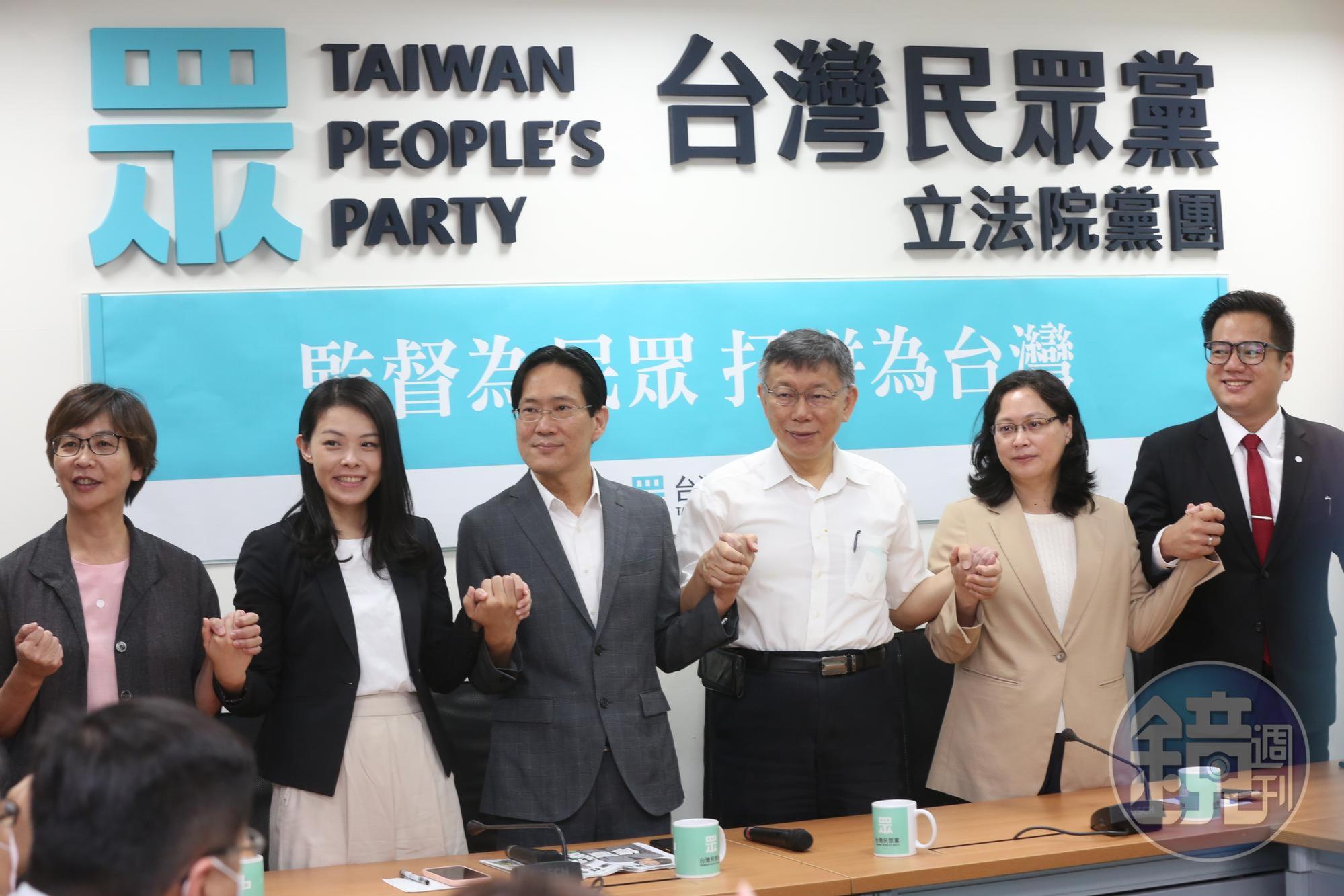 柯文哲短講內容有很大篇幅放在民眾黨的監督角色上。