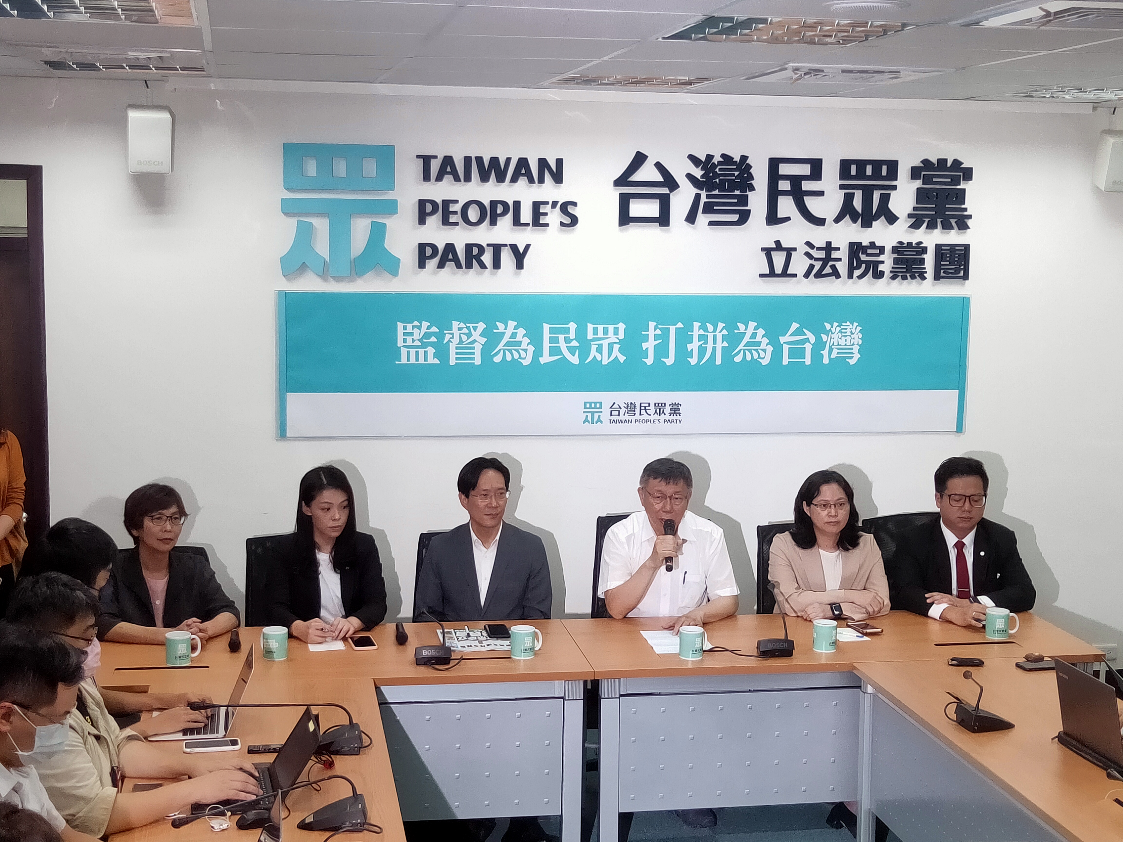 柯文哲重申民眾黨的政治信念就是共融社會、國家治理，並透過民意、專業、價值來決定政策。