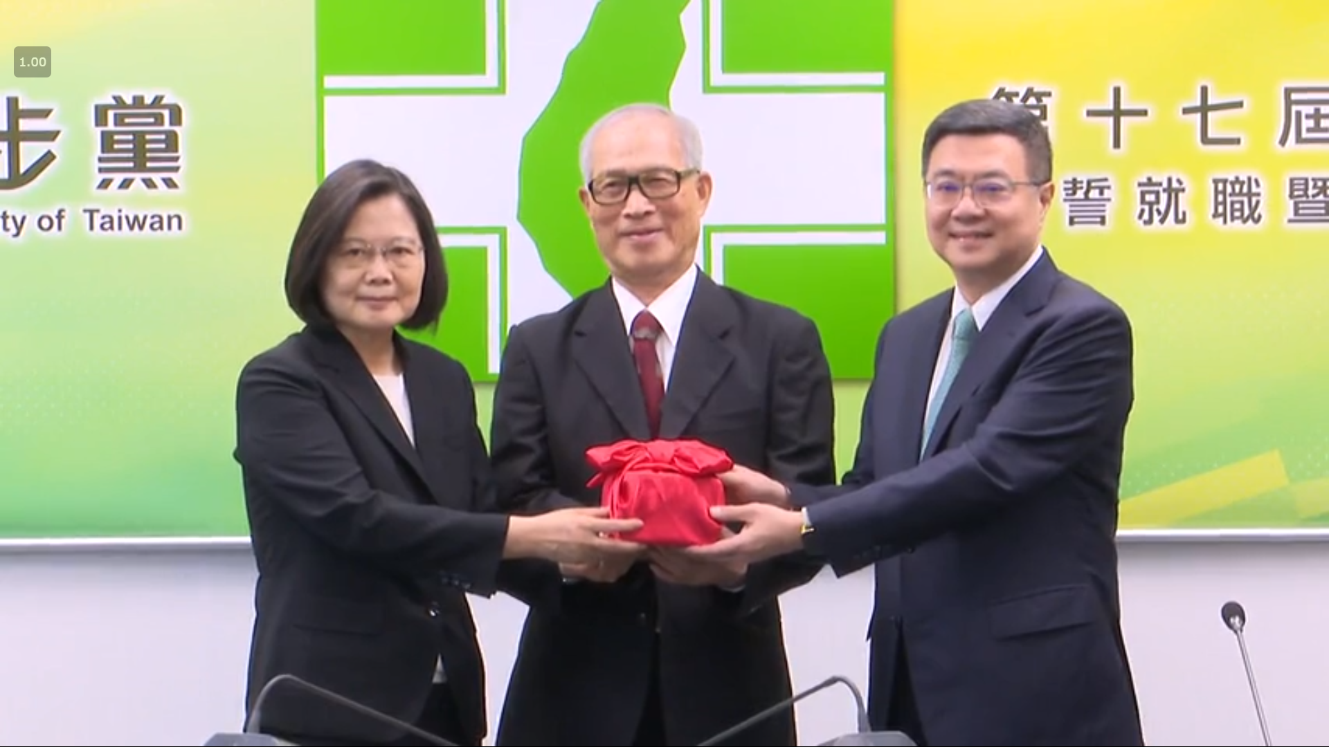 總統蔡英文（左）下午接任民進黨主席，與卸任主席卓榮泰交接。（翻攝民進黨臉書）