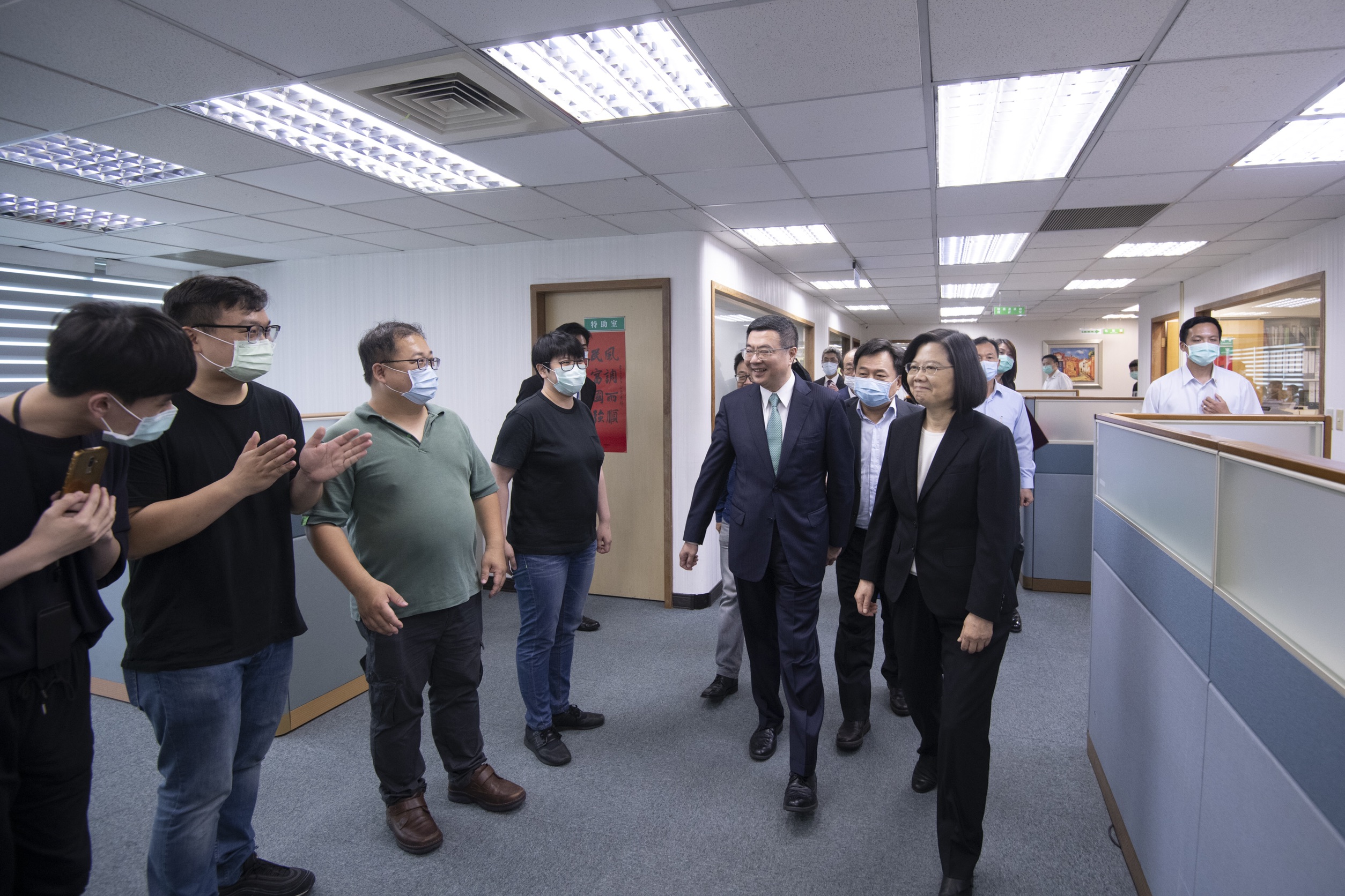 蔡英文陪卸任的黨主席卓榮泰步出中央黨部。（民主進步黨提供）