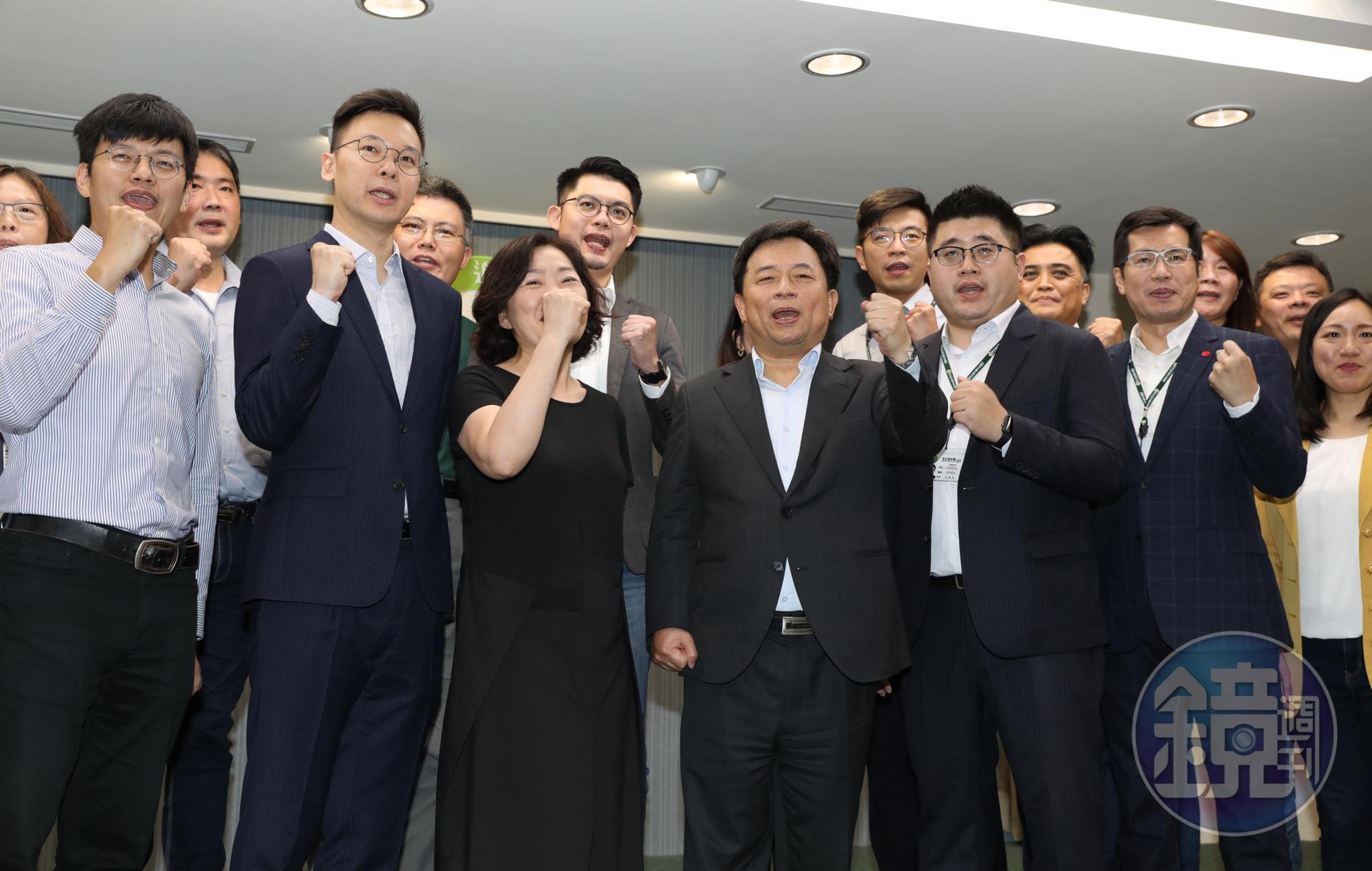 民進黨新任祕書長林錫耀(前排中)與副秘書長林飛帆(前排左2)、林鶴明(前排右3)等黨務主管合照。