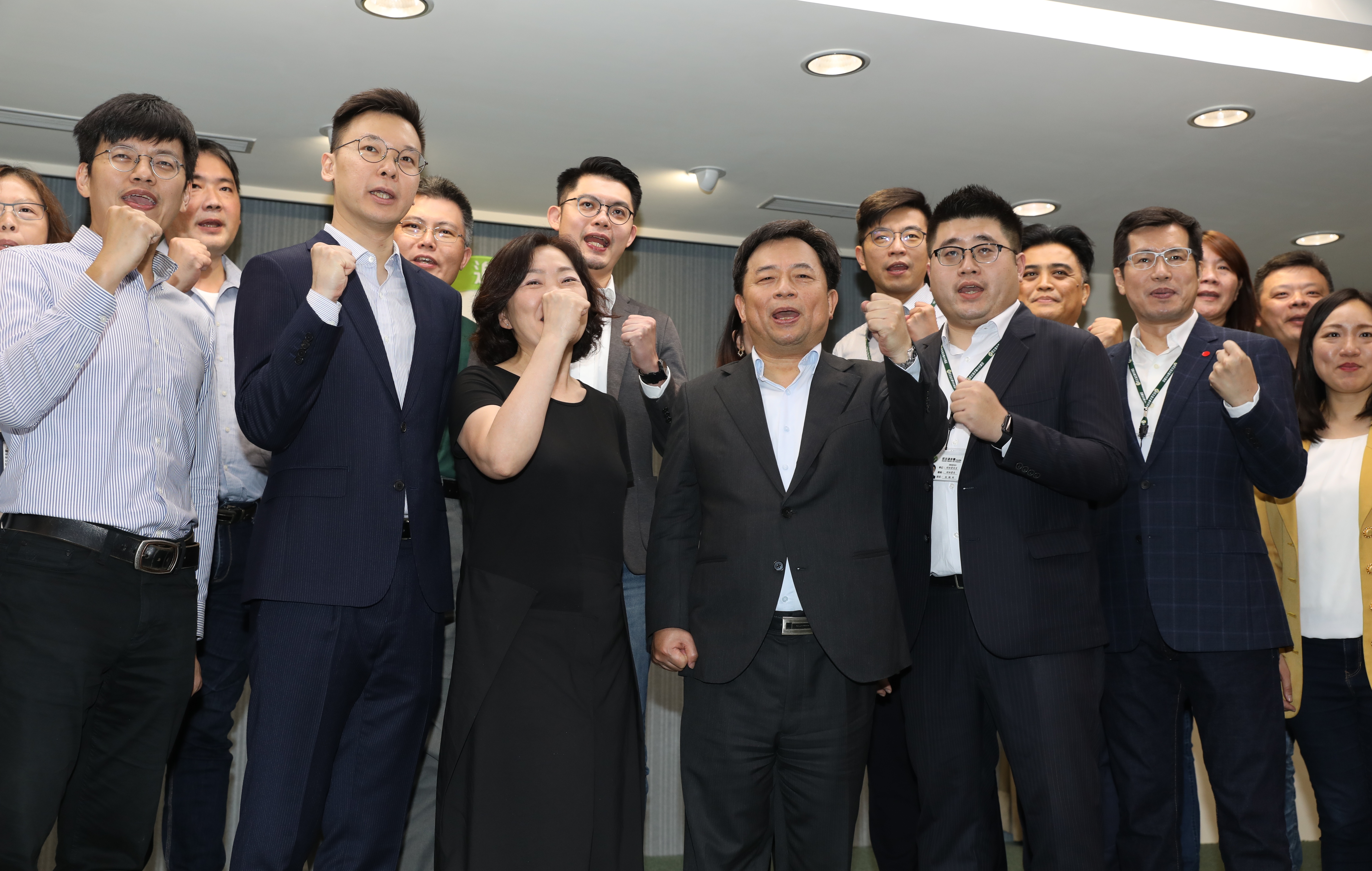 民進黨新任祕書長林錫耀（前排中）與副秘書長林飛帆（前排左2）、林鶴明（前排右3）等黨務主管合照。