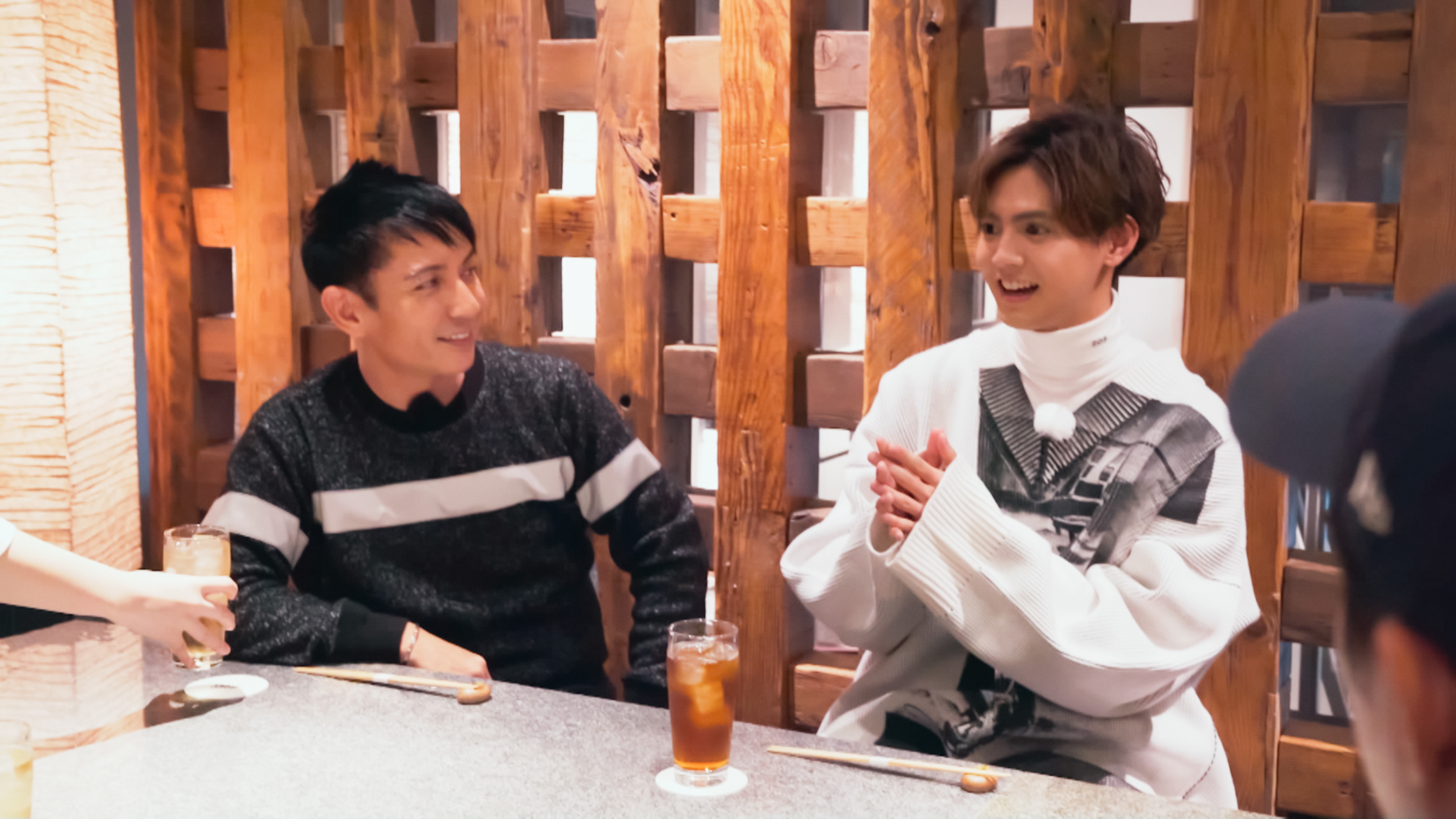 片寄涼太（右）受邀上《周遊記》當嘉賓，親眼見識魔術師Cyril的魔術功力。（Netflix提供）