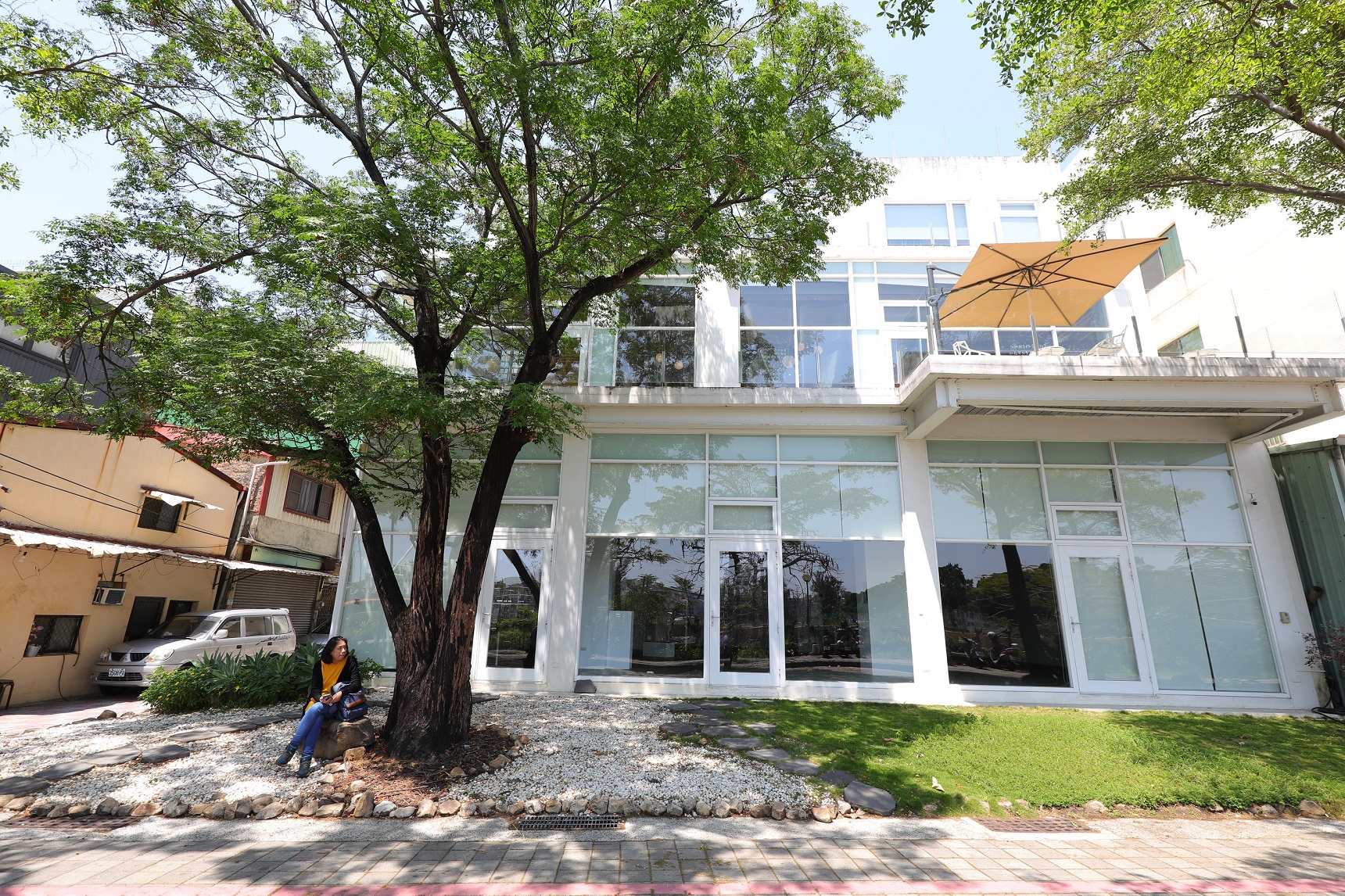 安平運河旁的「Ubuntu烏邦圖書店」位於白色建築2樓。