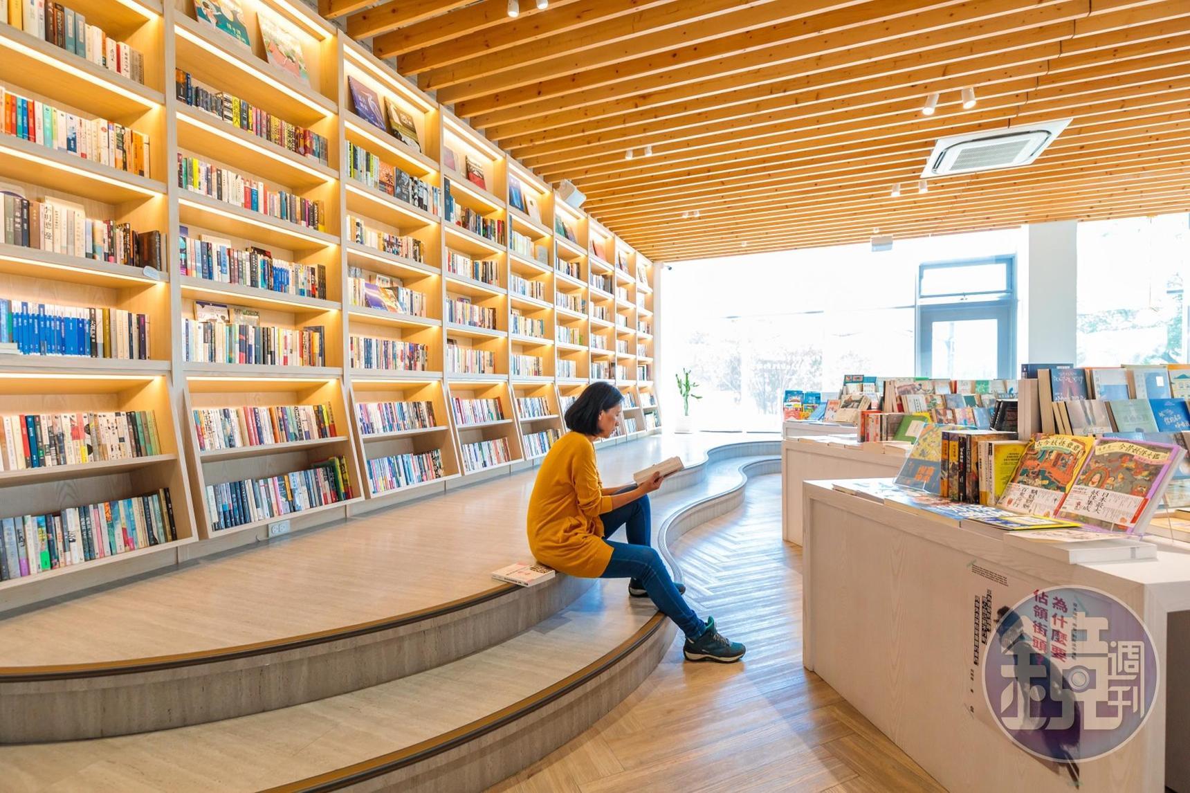 3萬多本書的「Ubuntu烏邦圖書店」,提供客人一處自在閱讀空間。