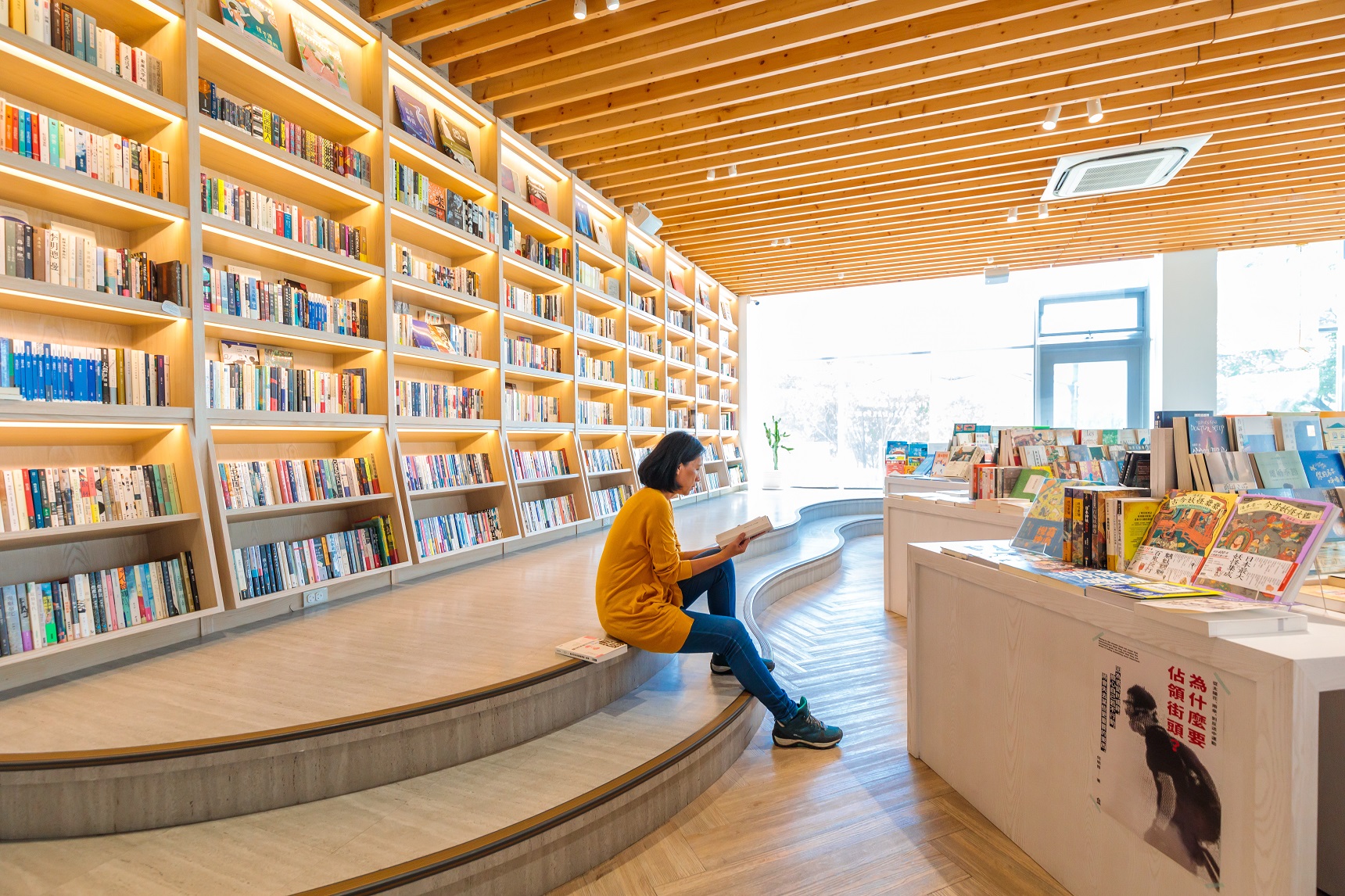 3萬多本書的「Ubuntu烏邦圖書店」,提供客人一處自在閱讀空間。