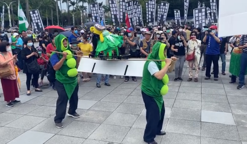 抗議團體諷刺蔡英文是女皇，大跳抬棺舞。（翻攝自四叉貓臉書）