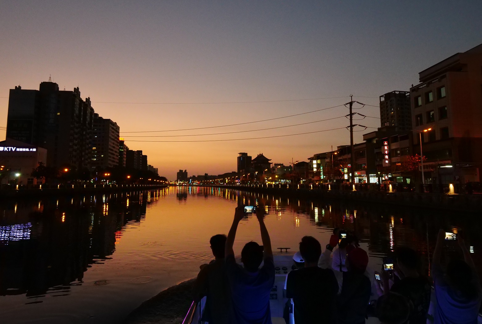 夜幕低垂時，霓虹街燈與漸層天色倒映在運河水面，令人陶醉。