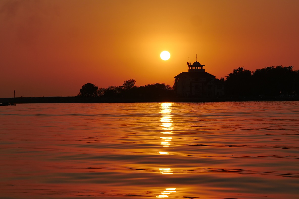 傍晚出海，安平港的金黃夕陽閃閃動人。