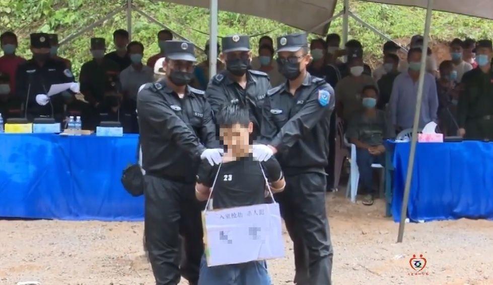 緬甸佤邦南鄧地區公開行刑處死大陸3名嫌犯,且公布住家地址、身分證等各個人資料。(翻攝自新浪財經微博)