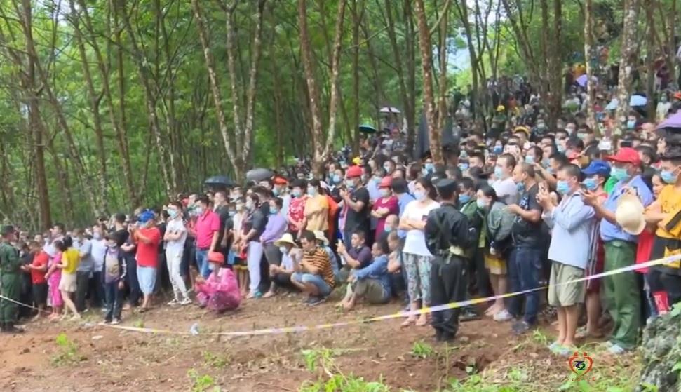 槍決當日有大票民眾圍觀。(翻攝自新浪財經微博)