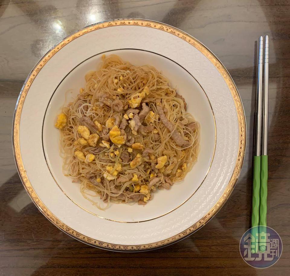 明福版的「炒米粉」是現在難得一見的古早味，阿珠姐說是鄉下菜，不好意思放進菜單。