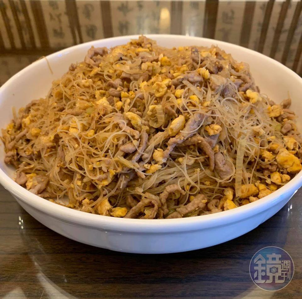 明福的炒米粉，特色是乾爽而充滿蛋香，讓人想一吃再吃。