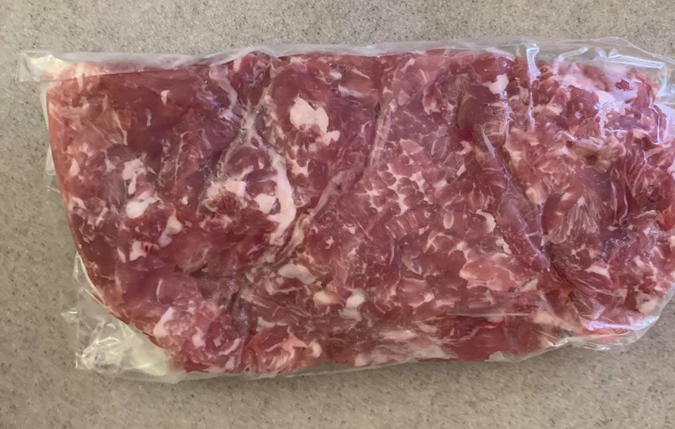 豬肉半斤，準備切成絲。
