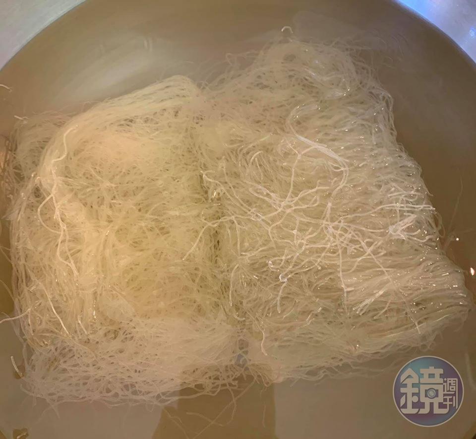 炊粉泡水備用。