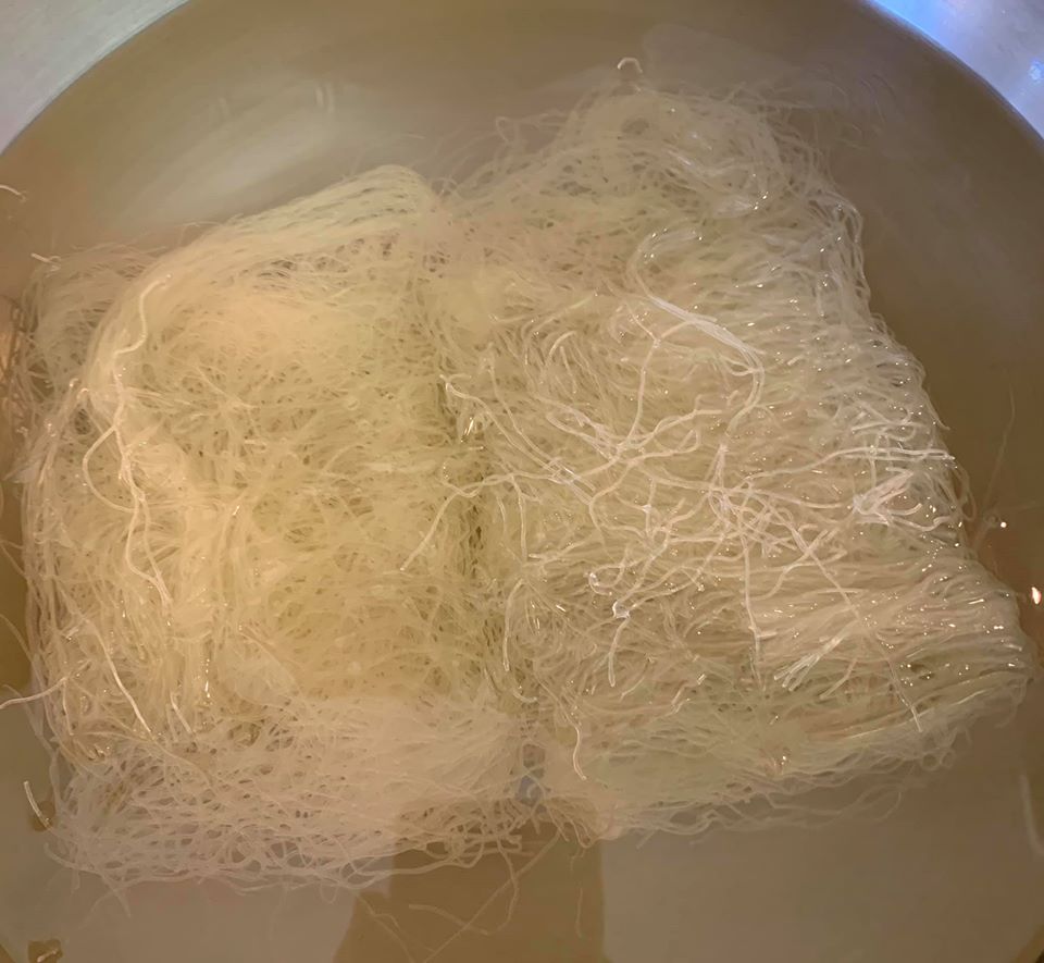 炊粉泡水備用。