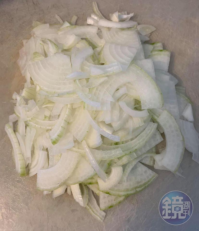 洋蔥切成細絲。