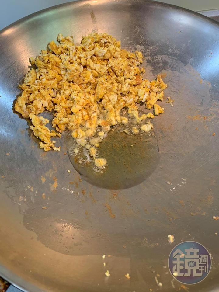 將炒好的蛋推到一旁，下橄欖油。